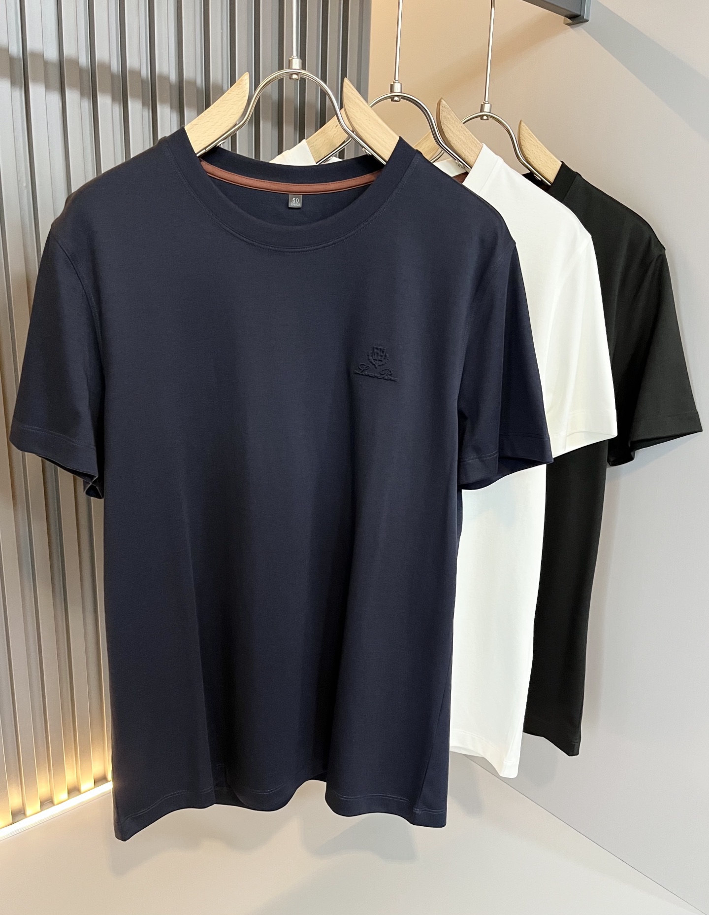 NO:130333,Loro Piana Nuoyou Pianya The latest trade order short-sleeved T-shirt for men in spring and summer 2025, full quality!  !  Internet celebrity style!  Use logo pattern to press glue design!  The upper body is comfortable and breathable, not stiff, and the overall three-dimensional feeling is rich, with quality export orders, customized exclusive fabric tailoring to meet the simple needs of commuters for dressing. The upper body is very effective, it looks slim and not picky about the figure. The fabric workmanship... Improper, good craftsmanship can make you look good and tasteful, a must-have item for everyone!  Size M-4XL, loro piana, T-shirt,tees, t-shirt,alexander wang19860909Loro Piana诺悠翩雅 2025春夏男士最新的贸易订单短袖T恤,全品相！！网红款！采用logo图案压胶设计！上身舒适透气,不僵硬,整体有着丰富的立体感,品质出口订单,定制专属面料剪裁,满足通勤人们对于着装的简约需求,上身效果很好,显瘦,不挑剔身材.面料做工....无可挑剔,好工艺好面料才能穿出好品味一款,人手必备单品！尺码M-4XL,,loro piana,T-shirt,tees，t-shirt,alexander wang,Men's clothing