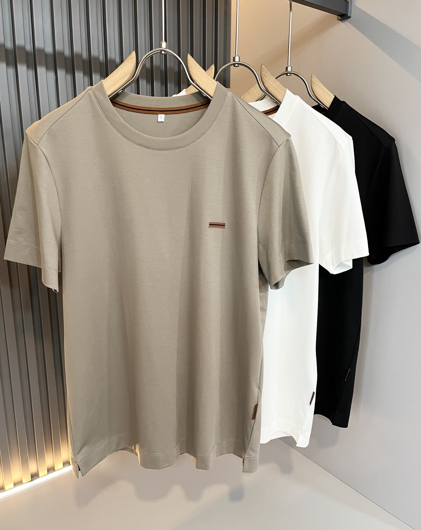 NO:130325,Ermenegildo Zeg*aJia 2025 spring and summer new products for men's short-sleeved casual short-sleeved T-shirt, foreign trade company orders!  It is one of the classic exclusive fabrics of Zenia!  Customized original cotton fabric!  Chest glue-press logo design!  The texture is warm, the touch is soft and delicate, but the shape is straight and stylish!  Details, luxury, perfect interpretation of high-quality quality. Size M-4XL, zegna, T-shirt,tees, t-shirt,alexander wang19860909Ermenegildo Zeg*a杰*亚 2025春夏新品男士短袖休闲短袖T恤衫,外贸公司订单！是杰尼亚经典的专有织物之一！ 定制原版纯棉面料！胸前压胶logo设计！质地保暖,触感又柔软细腻、但型态又笔挺有型！ 细节、奢华极致… 完美演绎高品质品相.尺码M-4XL,,zegna,T-shirt,tees，t-shirt,alexander wang,Men's clothing