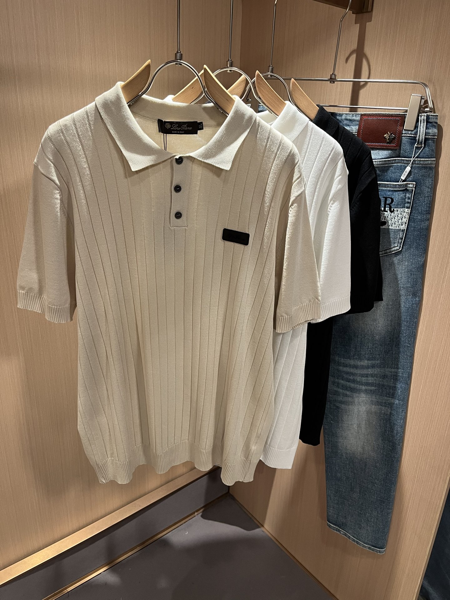 NO:130302,Loro Piana Nouyou Pianya 2025 Early Spring Men's Lapel Knitted Short Sleeve T-shirt, Full Quality!  !  The upper body is comfortable and breathable, not stiff, and the overall body has a rich three-dimensional feeling, quality export orders, and leather logo pattern design on the chest!  Customized exclusive knitted fabric tailoring to meet the simple needs of commuters for dressing. The upper body works well, looks slim and is not picky about the figure. The fabric workmanship is impeccable. Only good craftsmanship and good fabrics can make you feel good. It is a must-have item for everyone!  Size M-4XL, loro piana, T-shirt,tees, t-shirt,alexander wang19860909Loro Piana诺悠翩雅 2025早春男士最新的贸易订单翻领针织短袖T恤,全品相！！上身舒适透气,不僵硬,整体有着丰富的立体感,品质出口订单,胸前皮革logo图案设计！定制专属针织面料剪裁,满足通勤人们对于着装的简约需求,上身效果很好,显瘦,不挑剔身材.面料做工....无可挑剔,好工艺好面料才能穿出好品味一款,人手必备单品！尺码M-4XL,,loro piana,T-shirt,tees，t-shirt,alexander wang,Men's clothing