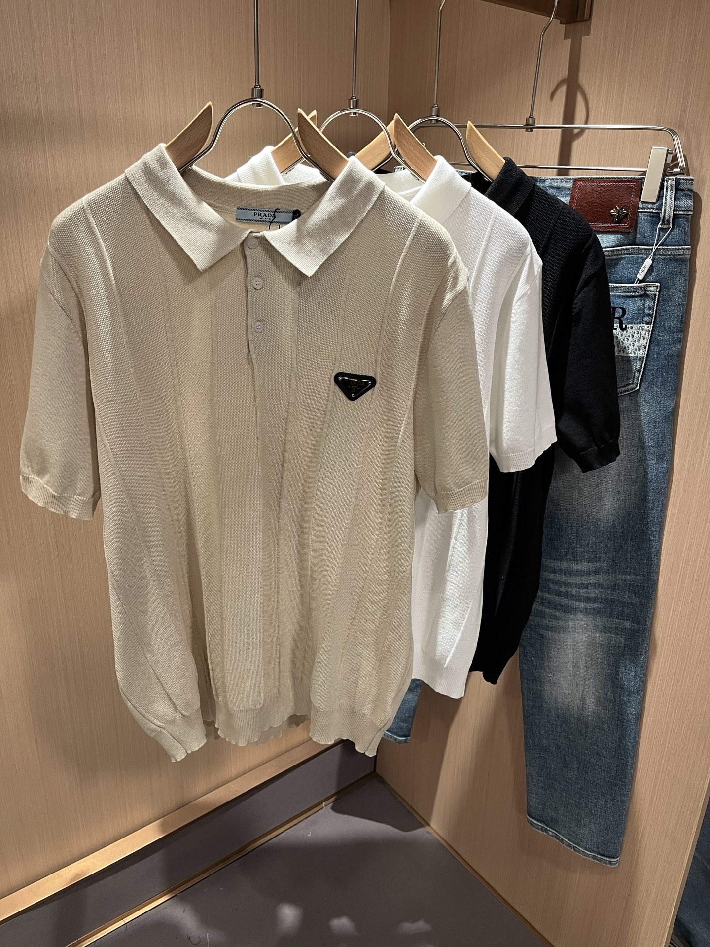 NO:130312,PRAD*A Pu*da 2025 early spring new men's lapel short-sleeved knitted short-sleeved T-shirt, the latest model is exclusively available on the entire network!  !  ~ It is classic and fashionable and versatile, who doesn’t like it? It will show the classic again. It is very pleasing to the eye and comes with a low luxury halo and recognition!  Pr*da's traditional brand concept and modern advanced technology are perfectly combined. Coupled with the extremely modern and modern minimalist design, P's exclusive three-dimensional hardware logo badge pattern design!  Customized 100% imported knitted fabric!  The texture of this model is quite touching, the specifications and grades are known with tentacles. The degree of delicateness and breathability are top-notch!  Size M-4XL, prada, T-shirt,tees, t-shirt,alexander wang19860909PRAD*A普*达2025早春新款男士翻领短袖针织短袖T恤,最新款全网独家首上！！~既经典有时尚百搭,谁不爱啊,将经典再次展现,非常的耐看,自带低奢光环与辨识度！Pr*da传统的品牌理念和现代化的先进技术进行了完美结合.加上极其现代摩登风范的简约设计,p家专属立体五金logo徽章图案设计！定制百分百进口针织面料！此款的质感相当感人 触手便知规格档次 细腻程度与透气效果堪称顶级！尺码M-4XL,,prada,T-shirt,tees，t-shirt,alexander wang,Men's clothing