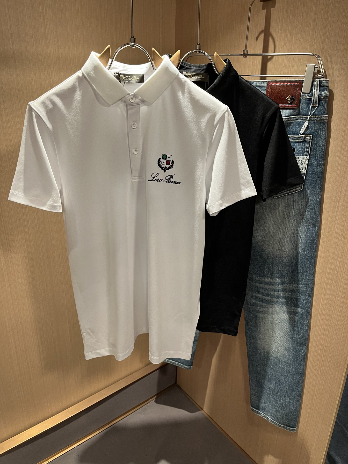 NO:130299,Loro Piana Nouyou Pianya 2025 spring and summer men's Polo shirt, the latest trade order short-sleeved T-shirt, full quality!  !  Internet celebrity style!  Use logo pattern to press glue design!  The upper body is comfortable and breathable, not stiff, and the overall three-dimensional feeling is rich, with quality export orders, customized exclusive fabric tailoring to meet the simple needs of commuters for dressing. The upper body is very effective, it looks slim and not picky about the figure. The fabric workmanship... Improper, only good craftsmanship can make you feel good and tasteful, a must-have item for everyone!  Size M-3XL, loro piana, T-shirt,tees, t-shirt,alexander wang19860909Loro Piana诺悠翩雅 2025春夏男士Polo衫,最新的贸易订单短袖T恤,全品相！！网红款！采用logo图案压胶设计！上身舒适透气,不僵硬,整体有着丰富的立体感,品质出口订单,定制专属面料剪裁,满足通勤人们对于着装的简约需求,上身效果很好,显瘦,不挑剔身材.面料做工....无可挑剔,好工艺好面料才能穿出好品味一款,人手必备单品！尺码M-3XL,,loro piana,T-shirt,tees，t-shirt,alexander wang,Men's clothing