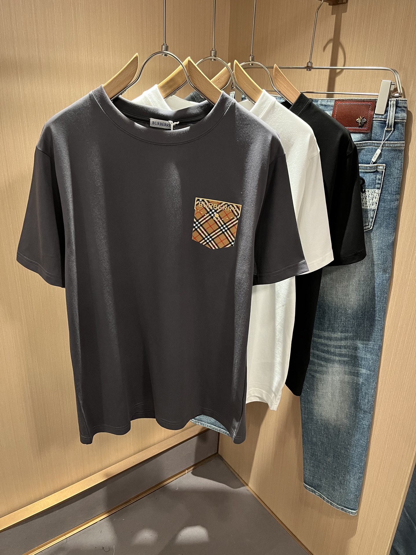 NO:130305,BURBER*Y Ba*li's new spring and summer 2025 short-sleeved T-shirt for men and women, is coming, and is made of a popular environmentally friendly pure cotton fabric recently. It is a high-end outdoor sports and leisure series, which is very popular in sports!  BUR's latest special material, logo pattern glue pressing design!  Fabric is also called memory cloth, which refers to fabrics with morphological memory functions. It instantly kills all versions on the market. It can only be said that it is not a level of existence at all. Whether it is material, detail restoration and craftsmanship, you are not afraid of any challenges. Just to contribute wonderful products to everyone. As always, it is consistent. A style that implements the core concept of BUR will be closely tied to fashion, always maintaining perfection, a simple but not simple design style perfectly meets the outfit you need in daily life. Size: S-2XL, burberry, T-shirt, tees, t-shirt, alexander wang19860909BURBER*Y巴*莉2025春夏新品男女同款短袖T恤,重磅来袭,最近比较火热的环保纯棉面料制作而成,高端户外运动休闲系列,非常火热运动风潮！BUR最新研发的特殊材质,标志logo图案压胶设计！面料也叫记忆布,是指具有形态记忆功能的面料,秒杀市面上一切版本,只能说根本就不是一个级别的存在,不管是材质还是细节还原度以及工艺制作方面,不惧任何挑战,只为给大家奉献绝妙产物一如既往,始终如一,贯彻了BUR核心理念的一个款式将与时尚紧紧的捆绑在一起,时刻保持完美,简约而不简单的的设计风格,完美的满足了你日常所需要的穿搭.尺码:S-2XL,,burberry,T-shirt,tees，t-shirt,alexander wang,Men's clothing