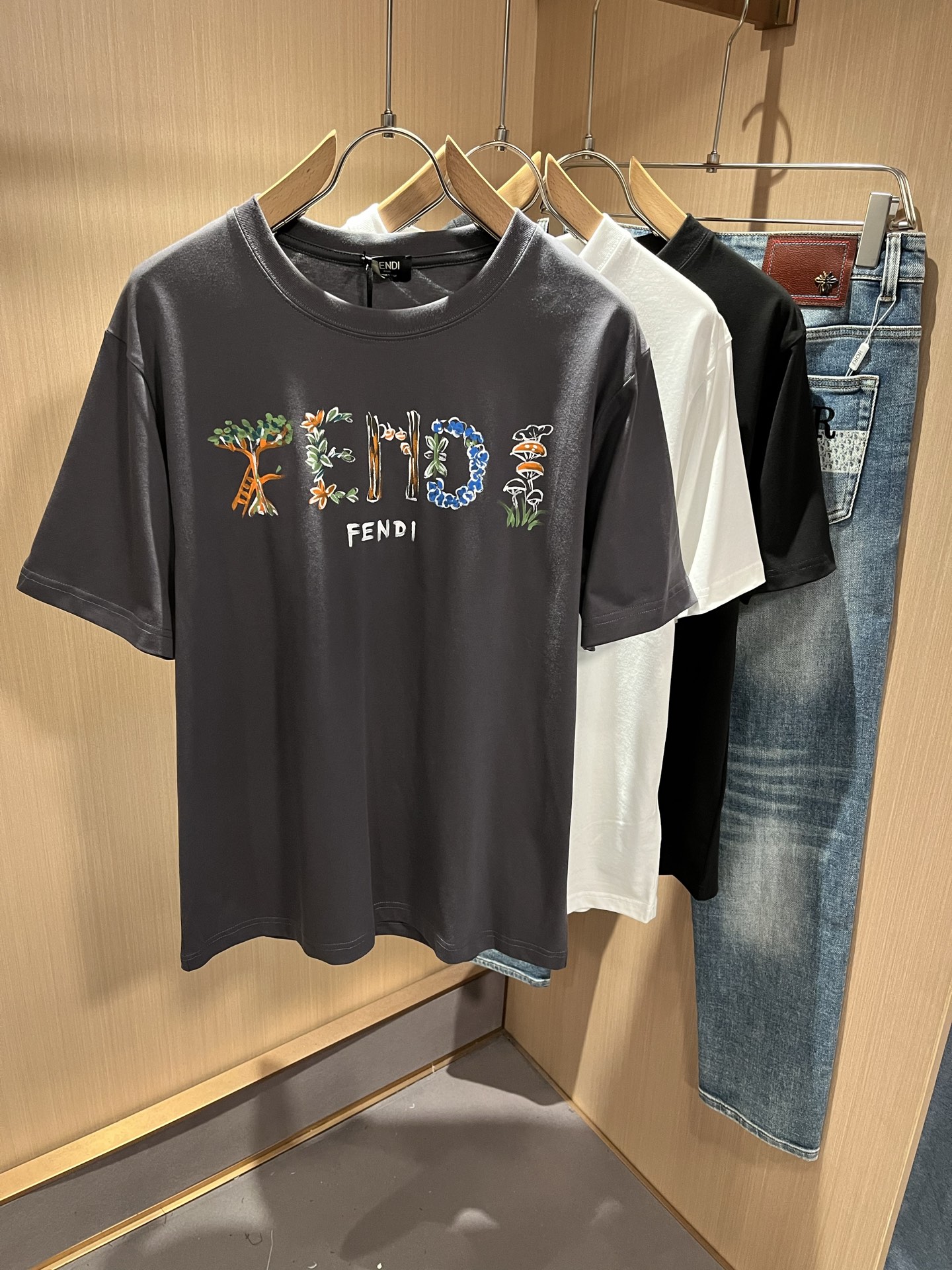 NO:159792,FEN*I FEN*Di's new spring and summer 2025 FD family FF men and women short-sleeved T-shirt, versatile and minimalist short-sleeved shirts for men and women. Original Italian orders, popular FD family items, simple and pure colors. The FD family's enduring iconic products, high-quality products with full representation and full specifications, and high-quality products that all FD fans are worth buying!  Pure Yidian channel orders, high-end and popular products from the FD family, very popular items at the moment, and iconic letter logo pattern modification!  High-end goods worth keeping and giving away to others!  It is trendy and beautiful, with a full sense of trendy atmosphere, and has a very high level and specifications. It uses a very classic black and white color combination, giving people a strong visual impact and has a very high recognition. It is top-quality exclusive pure cotton fabric, created with a soft, delicate and comfortable touch, and has a very high-end and classy appearance!  Perfectly interprets the charm of the brand and leaves a deep impression. It is more fashionable and charming. It has simple, elegant and fashionable upper body, and is even more stressful for outfits!  The inner wear alone is very delicious and beautiful scenery that cannot be ignored!  Size S-2XL, fendi,dior,T-shirt,tees,t-shirt,alexander wang19860909FEN*I 芬*迪2025春夏新款FD家族FF男女同款短袖T恤,男女同款百搭极简短袖.意大利原厂订单,FD家族人气单品,简约纯色系打造.FD家族经久不衰的标志性臻品,代表性十足,规格感十足的精品,所有FD粉丝都值得抢购的精品！纯正意代渠道订单,FD家族的高奢人气爆款产物,当下十分火爆的单品,标志性字母logo图案修饰！值得自留和送人的高端货！新潮又好看,潮流气息感十足,档次规格感极高,并且采用十分经典的的黑白双色搭配,给人的视觉冲击感相当强烈,有着极高的辨识度,顶级专属纯棉面料,打造,触感柔软细腻舒适,品相相当高级有档次！完美诠释品牌魅力,给人留下深刻印象.更具时尚与韵味,上身简约大方时尚,对于穿搭更是毫无压力！单穿内搭都极有味道,不可忽视的靓丽风景线！ 尺码S-2XL,,fendi,dior,T-shirt,tees，t-shirt,alexander wang,Men's clothing