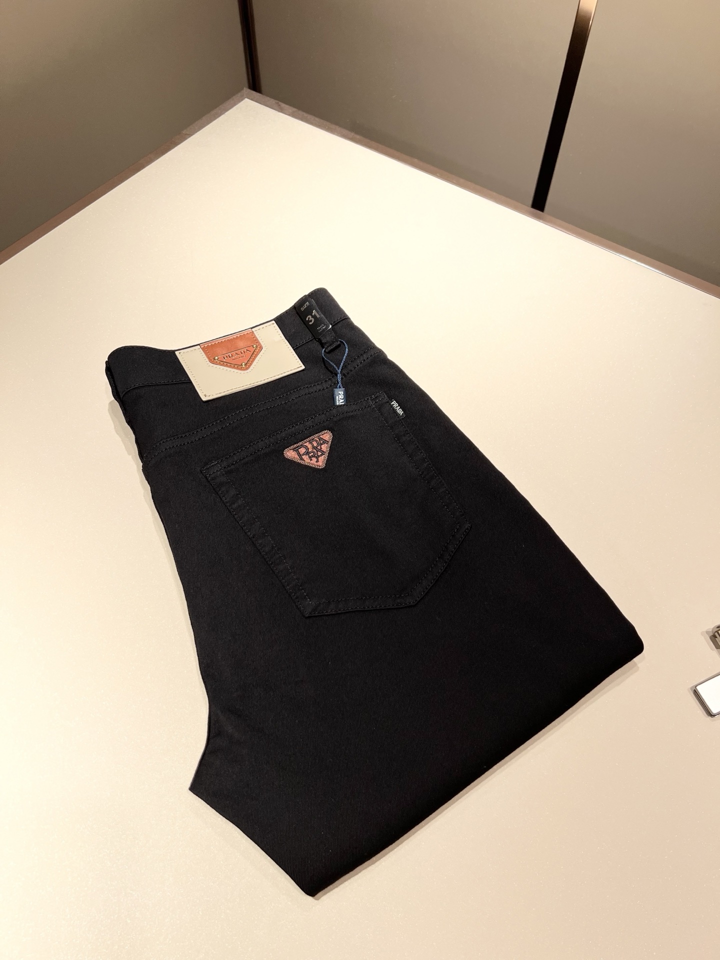 NO:130322,PRA*DA Prada 2025 early spring new product is available for sale!  Denim is high-end, versatile and pragmatic, and not sensational!  Limited editions in Hong Kong, Macao and Taiwan!  !  Three-dimensional cut cotton material!  The Taiwan foreign trade company undertakes the exquisite and delicate materials, which seems to be Prada's patented high-quality custom-made original hardware logo design!  Not only in the material, color and style, the life philosophy behind the design just fits the dual mentality of modern people's pursuit of personal practicality and fashion aesthetics, and achieves a perfect balance between function and aesthetics. It is not only the display of fashion trends, but also the ultimate of modern aesthetics. P's vision does not limit the indispensable components of the core value of fashion brands, another alternative to mature styles and sizes 29-40, prada, prada, alexander wang19860909PRA*DA 普拉达 2025早春新品发售！牛仔高级百搭实用主义不哗众取宠！港澳台地区限定款！！立体裁剪纯棉材质！台湾外贸公司承接、材质精致细腻似乎是普拉达专利品质上乘 定制原版五金logo设计！不仅在材料、颜色与款式工夫,设计背后的生活哲学正巧契合现代人追求切身实用与流行美观的双重心态,在机能与美学之间取得完美平衡,不但是时尚潮流的展现,更是现代美学的极致.P的视野并没有局限时尚品牌核心价值中不可或缺的组成部分、的另一种选择替代风格成熟、尺码29-40,,prada,prada,alexander wang,Men's clothing