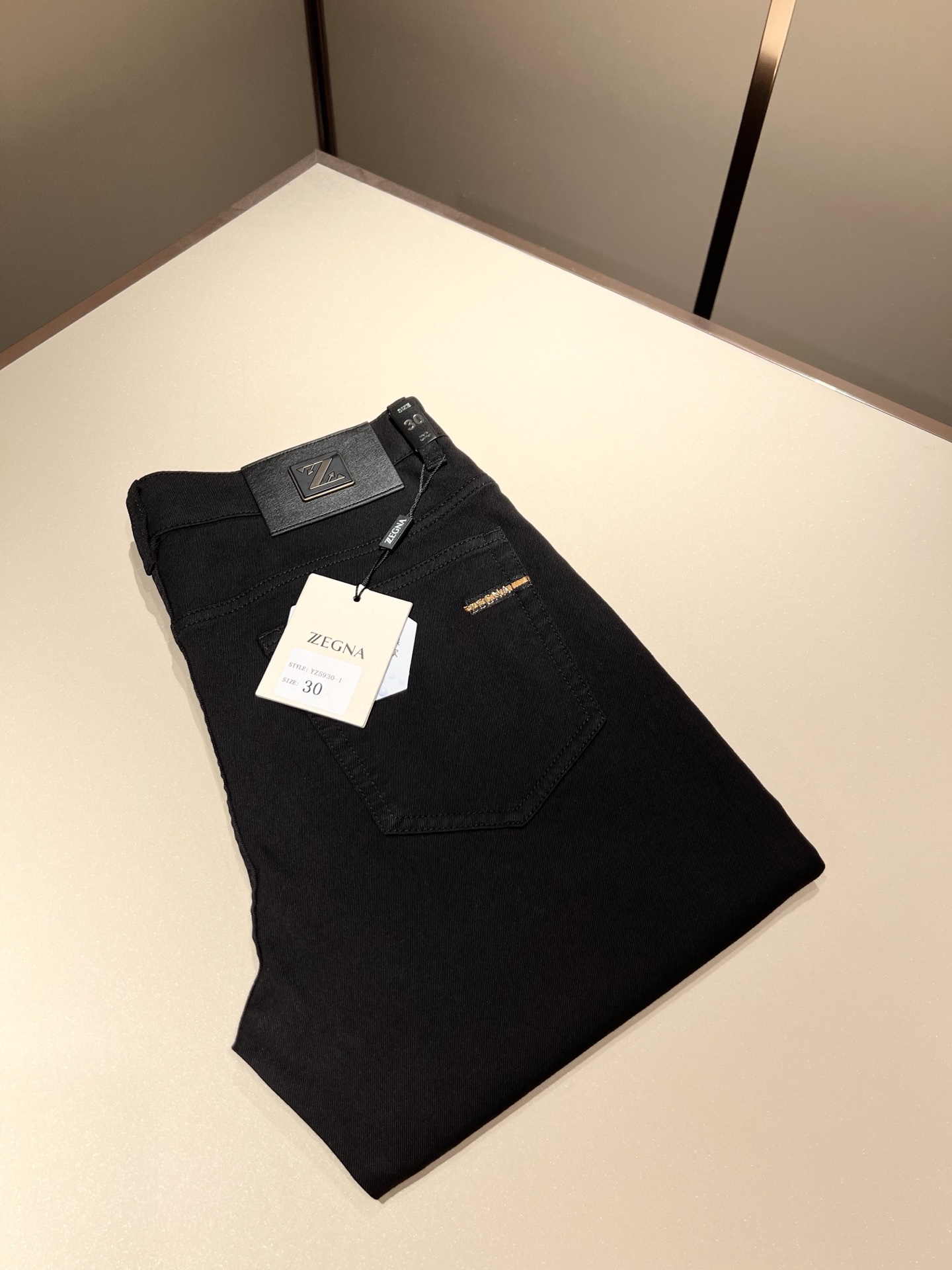 NO:130328,Zegna's new spring and summer 2025 new men's casual jeans, the finale of the channel has appeared!  !  Sold simultaneously at the counter!  It is no exaggeration to say that this trouser is made from the original OEM channel, not a bragging original OEM, but is a product from the domestic ready-to-wear OEM factory officially authorized by Jenia!  Therefore, the ratio of quantity and size is extremely short, so you can earn it if you grab it!  The best pants are officially unveiled!  !  !  !  !  !  Zegna's things have always been one of the only essential outfits for successful business people!  Not everyone can easily surpass the brand's high-end style and its own strong aura. No matter which season the style is, it is a standard temperament!  However, the fabric style is between business and casual and daily wear, and the waist design logo waist brand decoration!  Only Jenya, who can design a pair of trousers so well-suited to the public, is the only one who focuses on men's clothing, business and casualness!  Whether you wear this style in a casual occasion or in a business occasion, you must wear it well and be able to wear it to your own taste!  Pants that give yourself unlimited points!  Size 29-40, zegna, jeans, alexander wang19860909Zegna 杰尼亚 2025春夏新款男士休闲牛仔裤,压轴的渠道货出现了！！柜台同步销售！ 毫不夸张的说,此款裤装是原厂代工渠道的货,并不是吹牛的原厂代工,完全是由杰尼亚官方授权的国内成衣代工厂出来的产品！所以数量跟尺码配比都极度紧缺,抢到就是赚到！最好的裤装正式揭幕！！！！！！Zegna的东西,从来都是成功商务人士的专属必备行头之一！品牌高级的格调以及自带强大的气场并不是所有人都能轻易凌驾的.无论哪季的款式都是都是气质标配！但是面料版型又介乎于商务休闲跟日常穿着之间,腰身设计logo腰牌修饰！能将一款裤装设计到如此贴合大众穿着,也就只有专注于男装商务休闲的杰尼亚了！不论您是休闲场合穿搭,或者商务场合此款都能搭配的恰到好处要穿,就必须穿好的,能穿出属于自己品味的！给自己无限加分的裤子！尺码29-40,,zegna,jeans,alexander wang,Men's clothing