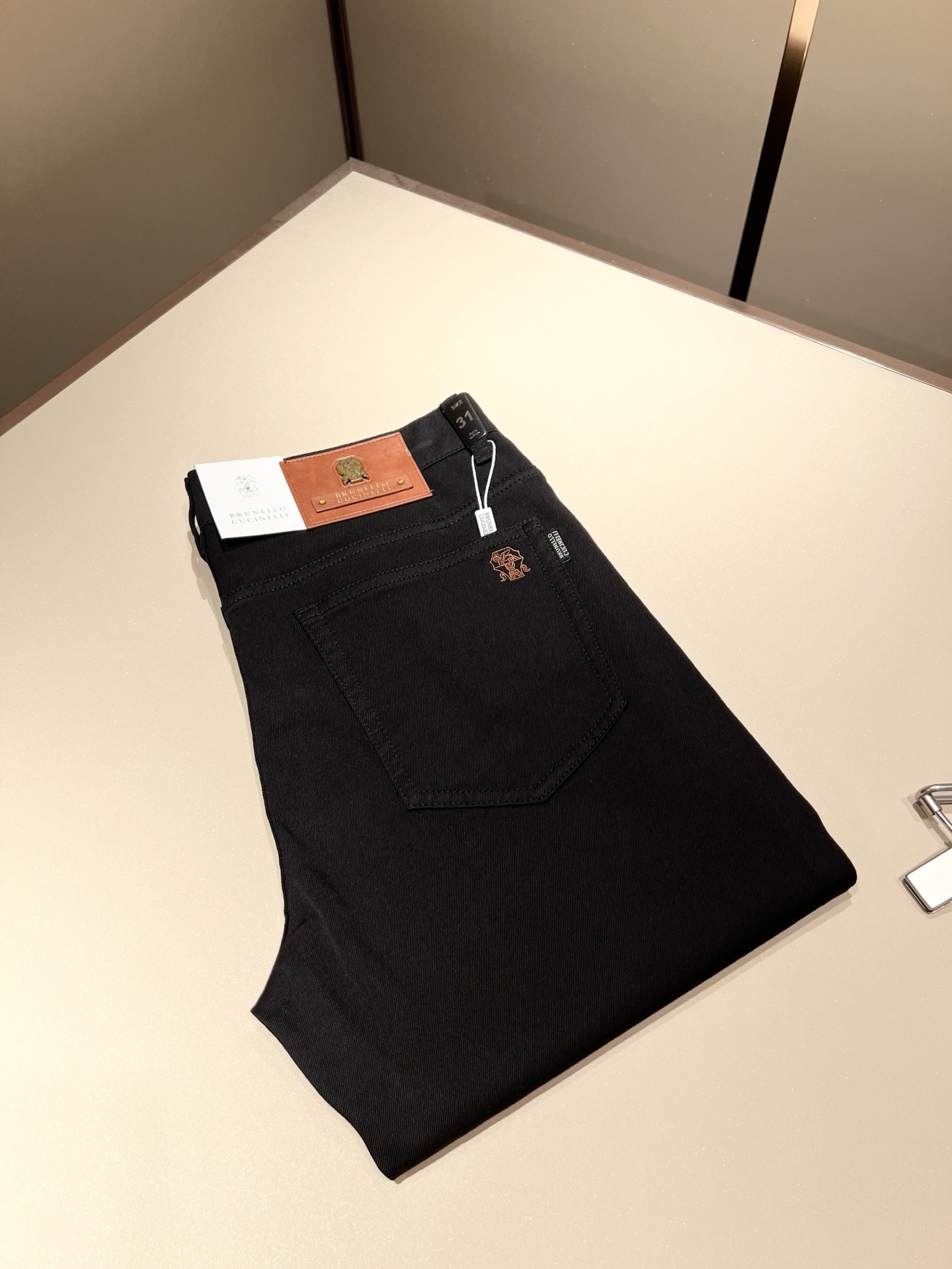 NO:130326,BC-Brunello Cucineli 2025 spring and summer new men's fashion high-end casual jeans, Hong Kong foreign business channel goods, original Japanese production, pure blood quality, perfectly continues the essence and genes of LOE*'s home. From the main fabric to the detailed craftsmanship, all show the ingenuity of quality, use multiple brand elements to interpret, and choose the precious cowhide material to build a logo waist brand design!  Identity manifestation that belongs to the soul!  Customer-supplied high-end imported pure cotton fabrics, very high-end and fashionable detailed craftsmanship, red ear cloth is completed by a specific antique loom. This element represents the identity and rank of jeans, which is very worthy of careful appreciation!  In terms of matching, it is invincible and explains the versatility in place, with ingenious details and exquisite accessories. The auxiliary materials are all provided by foreign merchants. They are tailored and slim, and the upper body is lifted with an excellent effect. They are a styling item that is hard to come by!  Size 29-38, brunello cucinelli,loewe,jeans,cowhide,alexander wang19860909BC-Brunello Cucineli 2025春夏新品男士时装款高端休闲牛仔裤,香港洋行渠道货,日本原厂出品,纯血统品质,完美延续了LOE*家的精髓与基因,从主体面料到细节工艺,无不彰显出品质的匠心所在,运用多个品牌元素标识来诠释,选取矜贵的牛皮材质构建logo腰牌设计！属于灵魂式的身份彰显！客供高级进口的纯棉面料,非常高级且时髦的细节工艺,赤耳布是由特定古董织布机完成,此元素代表着牛仔裤的身份及段位,非常值得细品悦人！在搭配上所向无敌,把百搭阐释到位,细节匠心考究,辅料皆为外商客供,剪裁合体修身,上身提臀效果绝佳,可遇而不可求的造型单品！尺码29-38,,brunello cucinelli,loewe,jeans,cowhide,alexander wang,Men's clothing