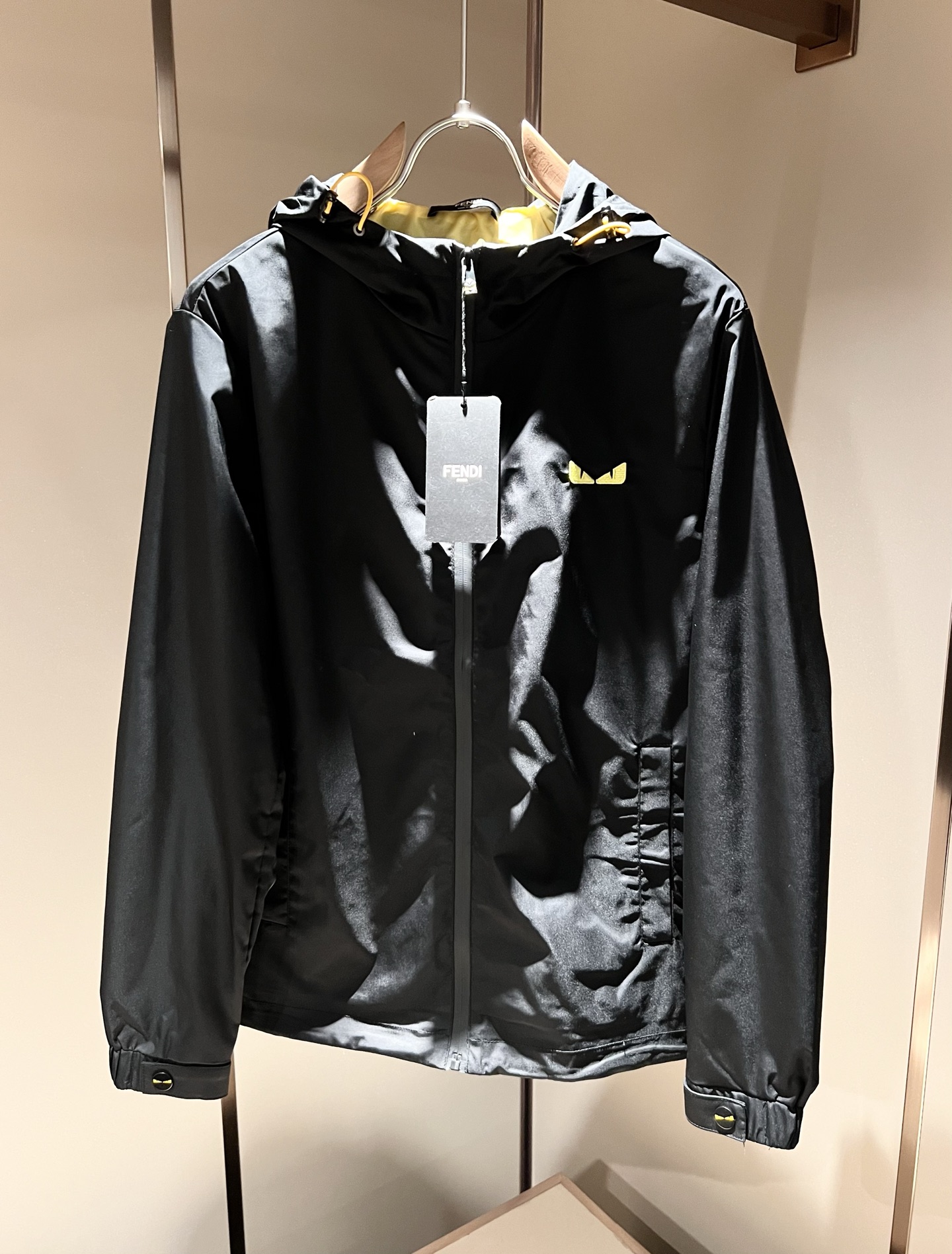 NO:130339,FEN*I 2025 spring and summer new jacket jacket, original Italian orders, popular FD family items, representative and full of specifications, boutiques that all FD fans are worth buying!  Pure Yidian channel orders, high-end popular products from the FD family, and very popular items at the moment, high-end products worth keeping and giving away to others!  The most classic BUGS series of styles in the FD family are trendy and beautiful, full of trendy atmosphere, extremely high grade and specifications, and use very classic combinations, giving people a strong visual impact and extremely high recognition. Top-grade exclusive polyester fiber fabric, chest embroidery logo pattern design!  The touch is soft, delicate and comfortable, and the quality is quite high-end and classy!  Perfectly interprets the charm of the brand and leaves a deep impression. It is more fashionable and charming. It has simple, elegant and fashionable upper body, and is even more stressful for outfits!  The inner wear alone is very delicious and beautiful scenery that cannot be ignored!  Size M-3 XL, fendi,dior,jackets & coats,jackets & coats,alexander wang19860909FEN*I 芬*迪 2025春夏新款夹克外套,意大利原厂订单,FD家族人气单品,代表性十足,规格感十足的精品,所有FD粉丝都值得抢购的精品！纯正意代渠道订单,FD家族的高奢人气爆款产物,当下十分火爆的单品,值得自留和送人的高端货！FD家族最为经典的BUGS系列款式单品,新潮又好看,潮流气息感十足,档次规格感极高,并且采用十分经典的搭配,给人的视觉冲击感相当强烈,有着极高的辨识度,顶级专属聚酯纤维面料,胸前刺绣logo图案设计！触感柔软细腻舒适,品相相当高级有档次！完美诠释品牌魅力,给人留下深刻印象.更具时尚与韵味,上身简约大方时尚,对于穿搭更是毫无压力！单穿内搭都极有味道,不可忽视的靓丽风景线！ 尺码M-3 XL,,fendi,dior,jackets & coats,jackets & coats,alexander wang,Men's clothing