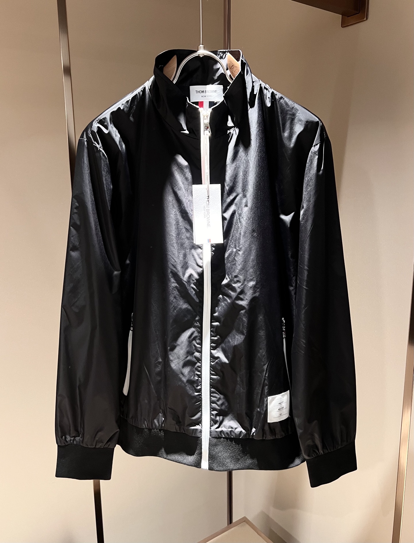 NO:130347,ThomBrow*e Tom*Long 2025 Early Spring New Jacket Jacket!  This year's new counter products, super soft fabrics for men, cool and sunscreen jackets. Fashionable and urban versatile models, will definitely be super popular this year. A must-have artifact for summer, quick-drying clothes, easy to carry, folded to a little bit of volume, quickly dehydrated and dry after washing, the upper body is breathable and fashionable and beautiful. The special fabrics are all ultra-thin polyester fiber fabrics imported from the UK, with a light luster, unique texture, soft and smooth feel, which is not a product that ordinary fabrics can compare with. Conventional hooded design, hem design splicing iconic webbing modification!  Very charming design, with no lining inner seam and edging technology, very detailed, it is very difficult to make such a thin fabric, and it is a very technical one. Details determine the high-end. The minimalist seasonal design elements, a must-have item for trendy men, a perfect slim fit style, highly recommended!  Size M-3XL, manolo blahnik, jackets & coats, jackets & coats, hats, alexander wang19860909ThomBrow*e汤姆*朗2025早春新款夹克外套！今年的专柜新品,男士超软面料帅酷爆款 防晒衣外套.时尚都市百搭款,今年必定超火爆,夏季必备神器,速干衣,携带方便,折叠起来是一点点的体积,水洗后快速脱水干爽,上身透气而且时尚靓丽.特供面料都是英国进口的超薄聚酯纤维纤维面料,淡淡光泽,质感独特,手感柔嫩顺滑,不是一般面料所能对比的产品.常规的连帽设计,下摆设计拼接标志性织带修饰！非常极具魅力的设计,无里布内缝包边工艺,细节非常到位,这么薄的面料做出来非常有难度,要非常讲究技术的一款,细节决定高端.极简当季的设计元素,潮男必备单品,完美修身版型,强烈推荐！尺码M-3XL,,manolo blahnik,jackets & coats,jackets & coats,hats,alexander wang,Men's clothing