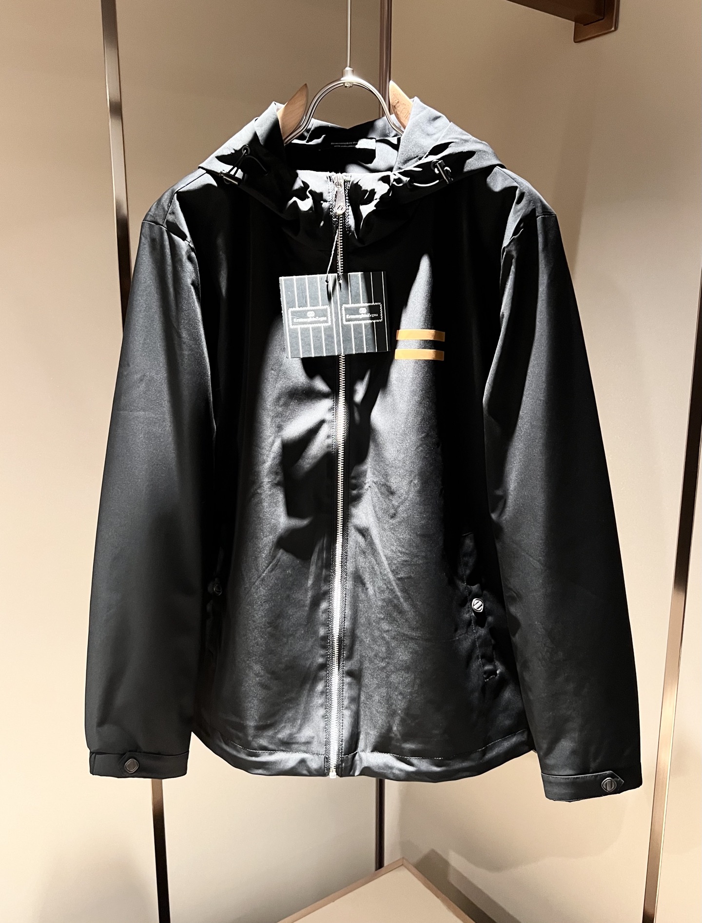 NO:130345,Ermenegildo Zeg*aJia 2025 early spring new men's jacket, foreign trade company order!  Customer-supplied polyester fiber material is one of the classic exclusive fabrics of Zenia!  The texture is light, soft and delicate, but the shape is straight and stylish!  It adopts a multi-layer structure and has windproof performance. The pockets are decorated with details and are extremely luxurious... Perfectly interpreting high-quality quality. Customized original hardware is available for customers!  Size M-3XL, zegna, jackets & coats, jackets & coats, alexander wang19860909Ermenegildo Zeg*a杰*亚 2025早春新款男士夹克外套,外贸公司订单！客供聚酯纤维材质,是杰尼亚经典的专有织物之一！ 质地轻盈、触感又柔软细腻、但型态又笔挺有型！ 采用多层结构、具备防风性能. 口袋饰有细节、奢华极致… 完美演绎高品质品相.客供定制原版五金！尺码M-3XL,,zegna,jackets & coats,jackets & coats,alexander wang,Men's clothing