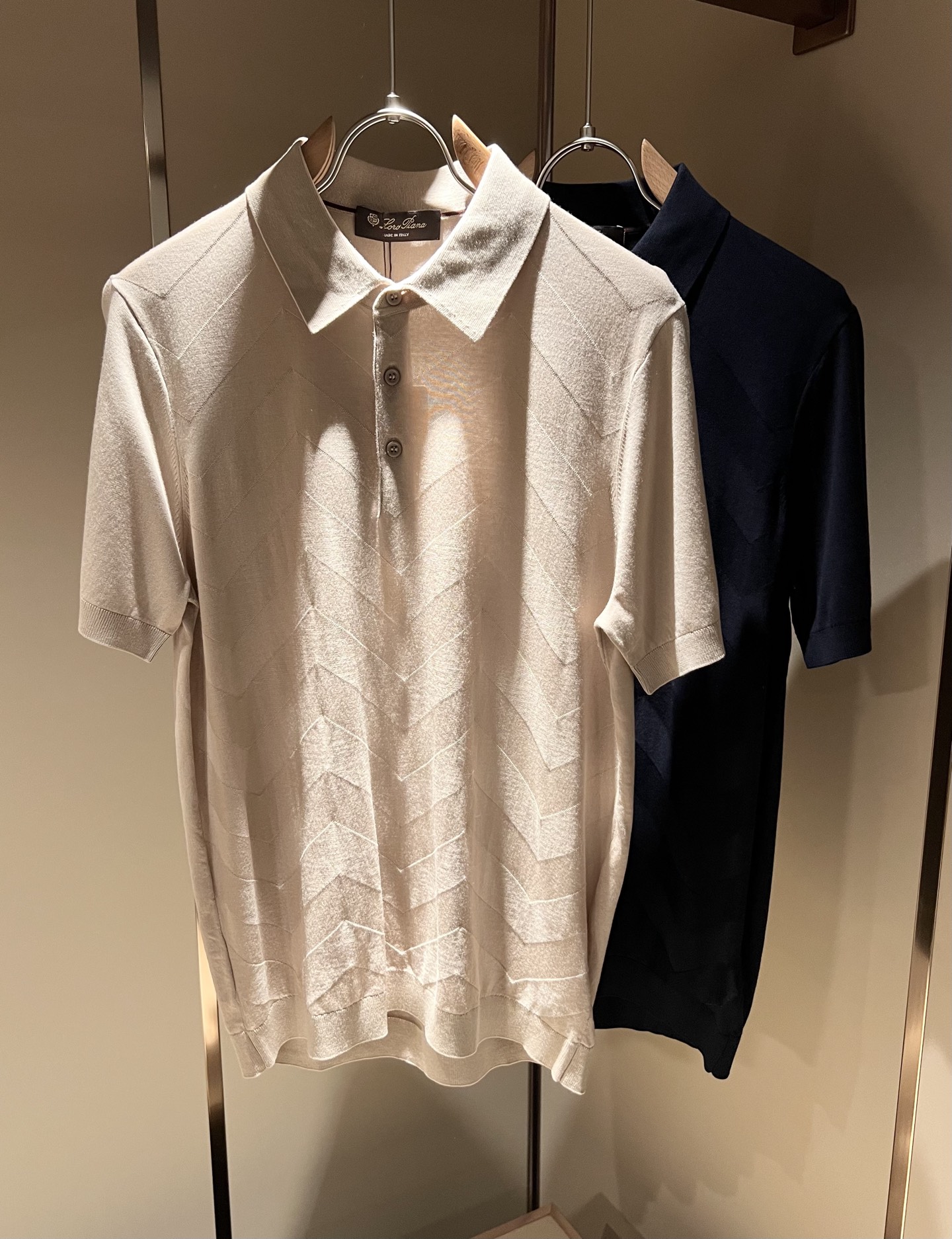 NO:131574,Loro Piana Nouyou Pianya The latest trade order for men in spring and summer Yilit knitted lapel short-sleeved T-shirt, full quality!  !  The upper body is comfortable and breathable, not stiff, and the overall body has a rich three-dimensional feeling, quality export orders, and panoramic plaid pattern crochet design!  Customized exclusive knitted fabric tailoring to meet the simple needs of commuters for dressing. The upper body works well, looks slim and is not picky about the figure. The fabric workmanship is impeccable. Only good craftsmanship and good fabrics can make you feel good. It is a must-have item for everyone!  Size M-4XL, loro piana, T-shirt,tees, t-shirt,alexander wang19860909Loro Piana诺悠翩雅 春夏男士最新的贸易订单伊力特针织翻领短袖T恤,全品相！！上身舒适透气,不僵硬,整体有着丰富的立体感,品质出口订单,全景格子图案钩织设计！定制专属针织面料剪裁,满足通勤人们对于着装的简约需求,上身效果很好,显瘦,不挑剔身材.面料做工....无可挑剔,好工艺好面料才能穿出好品味一款,人手必备单品！尺码M-4XL,,loro piana,T-shirt,tees，t-shirt,alexander wang,Men's clothing