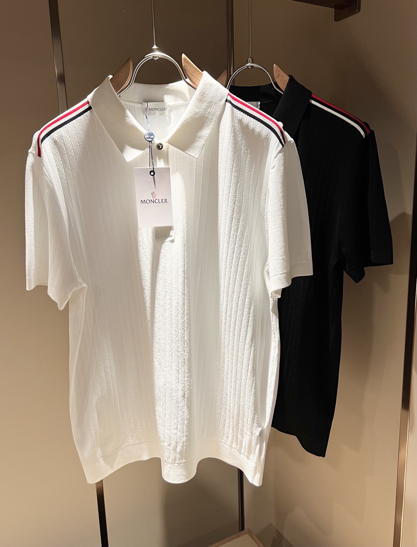 NO:130336,Moncler Mengjia The latest trade order for spring and summer 2025 Yilit lapel short-sleeved T-shirt, full quality!  !  Internet celebrity style!  The craftsmanship adopts a chest badge design!  The upper body is comfortable and breathable, not stiff, and the overall body has a rich three-dimensional feeling, quality export orders, and sleeve crochet logo pattern design!  Customized exclusive Yilit knitted fabric tailoring to meet the simple needs of commuters for dressing. The upper body is very effective, it looks slim and does not picky about the figure. The fabric workmanship is impeccable. Only good craftsmanship can make you look good and tasteful. It is a must-have item for everyone!  Size M-4XL, christian louboutin, T-shirt,tees, t-shirt,alexander wang19860909Moncler蒙家 2025春夏最新的贸易订单伊力特翻领短袖T恤,全品相！！网红款！工艺采用胸前徽章设计！上身舒适透气,不僵硬,整体有着丰富的立体感,品质出口订单,袖子钩织logo图案设计！定制专属伊力特针织面料剪裁,满足通勤人们对于着装的简约需求,上身效果很好,显瘦,不挑剔身材.面料做工....无可挑剔,好工艺好面料才能穿出好品味一款,人手必备单品！尺码M-4XL,,christian louboutin,T-shirt,tees，t-shirt,alexander wang,Men's clothing