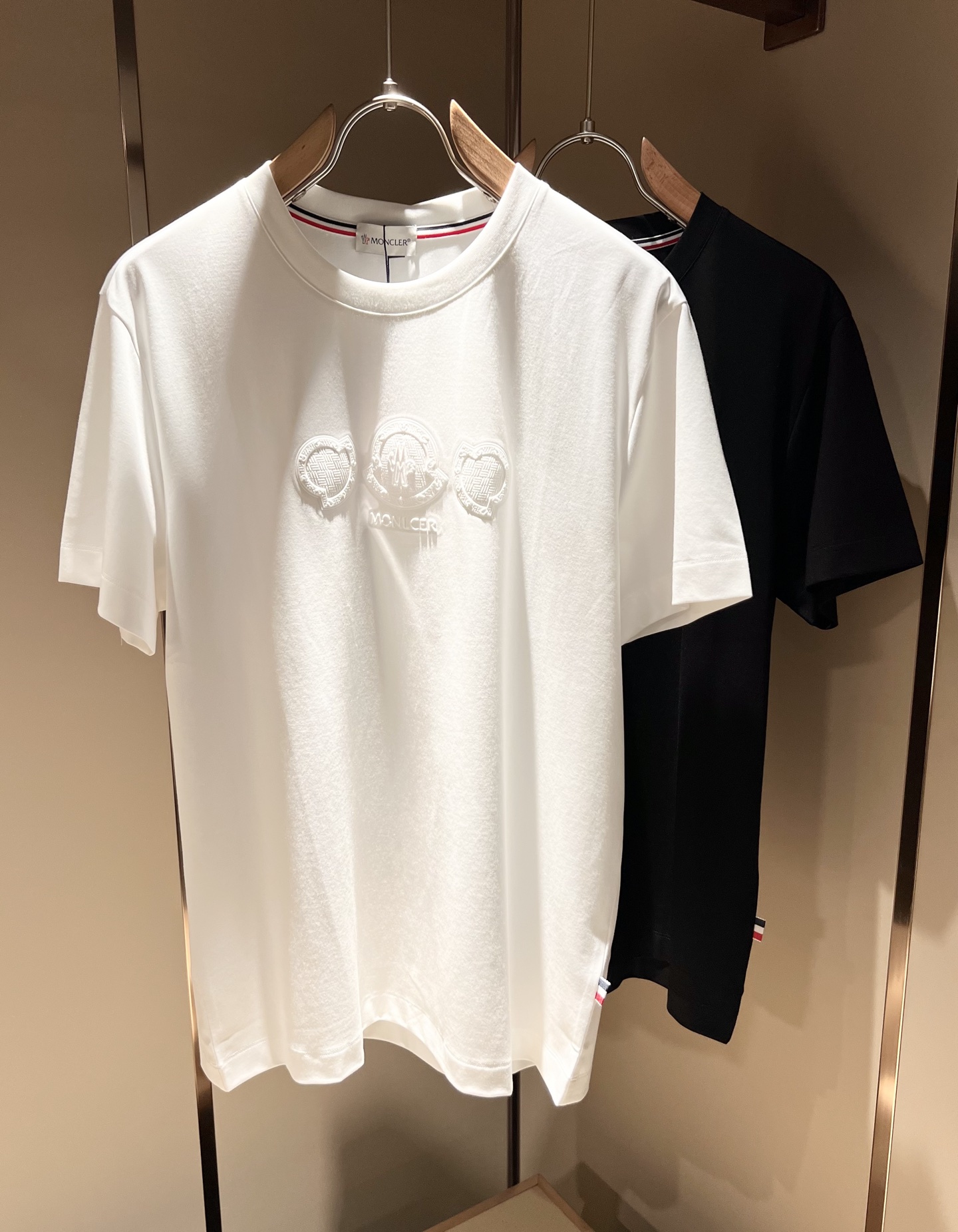 NO:130332,Moncler Mengjia 2025 Spring and Summer Latest Men's Trade Order Short-sleeved T-shirt, Full Quality!  !  Internet celebrity style!  Use logo pattern to press glue design!  The upper body is comfortable and breathable, not stiff, and the overall three-dimensional feeling is rich. Quality export orders, customized exclusive pure cotton fabric tailoring to meet the simple needs of commuters for dressing. The upper body is very effective, it looks slim and not picky about the figure. The fabric workmanship... Improper, only good craftsmanship can make you feel good and tasteful, a must-have item for everyone!  Size M-4XL, christian louboutin, T-shirt,tees, t-shirt,alexander wang19860909Moncler蒙家 2025春夏最新款男士贸易订单短袖T恤,全品相！！网红款！采用logo图案压胶设计！上身舒适透气,不僵硬,整体有着丰富的立体感,品质出口订单,定制专属纯棉面料剪裁,满足通勤人们对于着装的简约需求,上身效果很好,显瘦,不挑剔身材.面料做工....无可挑剔,好工艺好面料才能穿出好品味一款,人手必备单品！尺码M-4XL,,christian louboutin,T-shirt,tees，t-shirt,alexander wang,Men's clothing