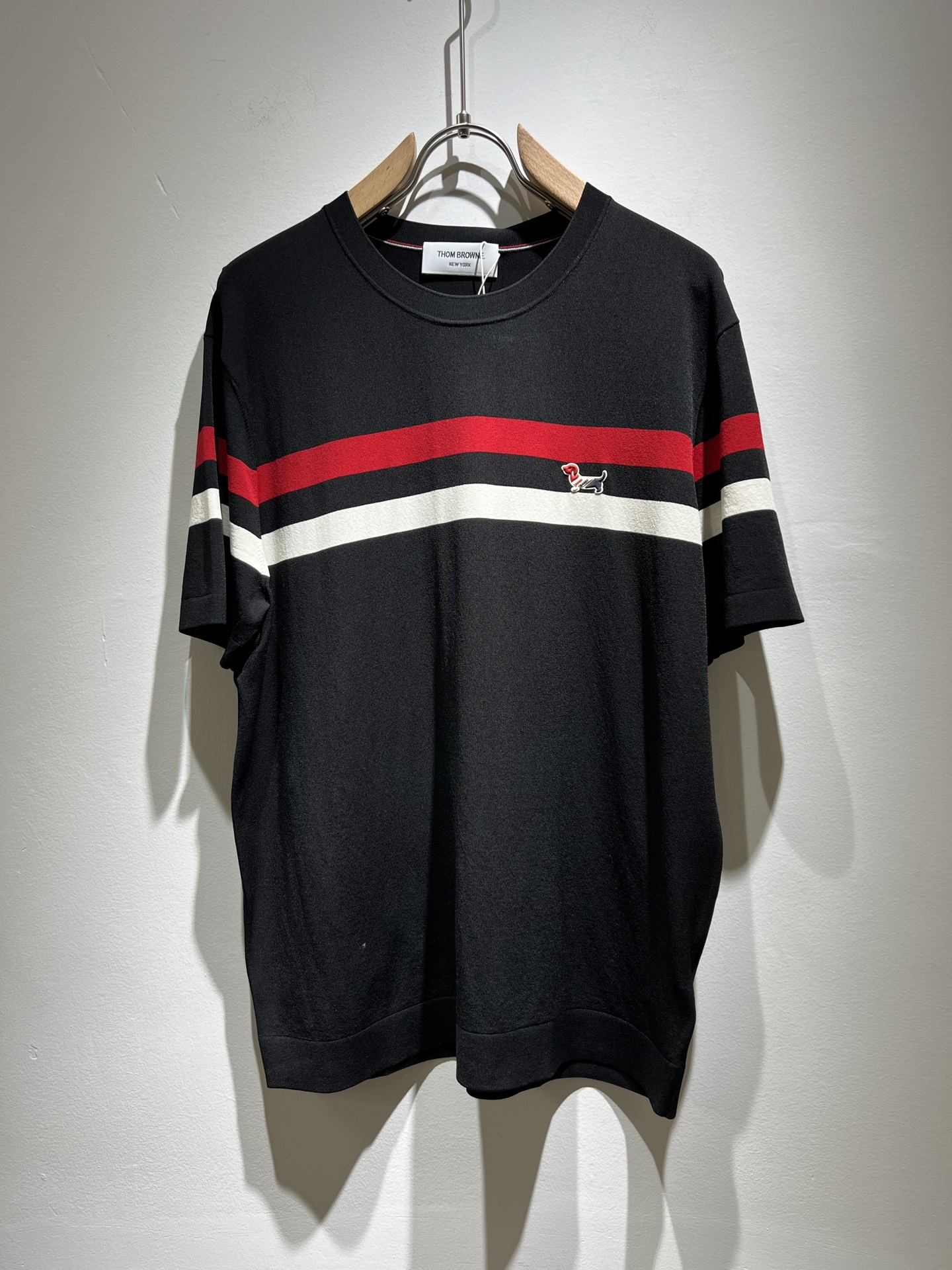 NO:130349,ThomBrow*e Tom*Long ~ 2025 spring and summer new short-sleeved Yilit knit fabric!  The official website is available at the same time, with unique design charm, very high-end, simple and not simple, and a new model of ready-to-wear!  The unique Yilit fabric is selected for fabrics, which feels smooth and soft, has texture, and has a strong sense of verticality. The upper body is smooth and not tight, and the sultry feeling caused by direct ultraviolet rays. The chest design logo pattern logo pressing design!  The style is harmonious and unified, with the ultimate craftsmanship level. The side is very unique and tailored, very flavorful, delicate and comfortable to wear, showing sports vitality and exquisite details. The classic and perfect layout design shows fashion vitality in daily leisure life. Improve men's charm and style and achieve high-end models. Size M-4XL, manolo blahnik, T-shirt, alexander wang19860909ThomBrow*e汤姆*朗 ~2025春夏新款短袖伊力特针织面料！官网同步有售,独特设计魅力,非常高端,简约不简单,成衣新典范！面料精选独特伊力特面料,手感光滑柔软,有质感,有很强的垂直感,上身爽滑不紧绷,紫外线直射造成的闷热感,胸前设计标识图案logo压胶设计！风格和谐统一,极致工艺水平.侧面非常独特裁剪设计风格,非常有味道,精致细腻,好穿舒适,展现运动活力,细节考究.经典完美版型设计,日常休闲生活中展现时尚活力.提升男士魅力格调,成就高端典范.尺码M-4XL,,manolo blahnik,T-shirt,alexander wang,Men's clothing