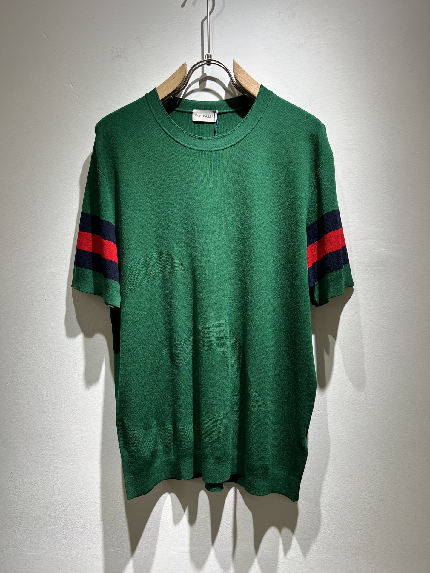 NO:131597,Moncler Mengjia The latest trade orders for spring and summer Yilite short-sleeved T-shirt, full quality!  !  Internet celebrity style!  The craftsmanship adopts a chest badge design!  The upper body is comfortable and breathable, not stiff, and the overall body has a rich three-dimensional feeling, quality export orders, and sleeve crochet logo pattern design!  Customized exclusive Yilit knitted fabric tailoring to meet the simple needs of commuters for dressing. The upper body is very effective, it looks slim and does not picky about the figure. The fabric workmanship is impeccable. Only good craftsmanship can make you look good and tasteful. It is a must-have item for everyone!  Size M-4XL, christian louboutin, T-shirt,tees, t-shirt,alexander wang19860909Moncler蒙家 春夏最新的贸易订单伊力特短袖T恤,全品相！！网红款！工艺采用胸前徽章设计！上身舒适透气,不僵硬,整体有着丰富的立体感,品质出口订单,袖子钩织logo图案设计！定制专属伊力特针织面料剪裁,满足通勤人们对于着装的简约需求,上身效果很好,显瘦,不挑剔身材.面料做工....无可挑剔,好工艺好面料才能穿出好品味一款,人手必备单品！尺码M-4XL,,christian louboutin,T-shirt,tees，t-shirt,alexander wang,Men's clothing