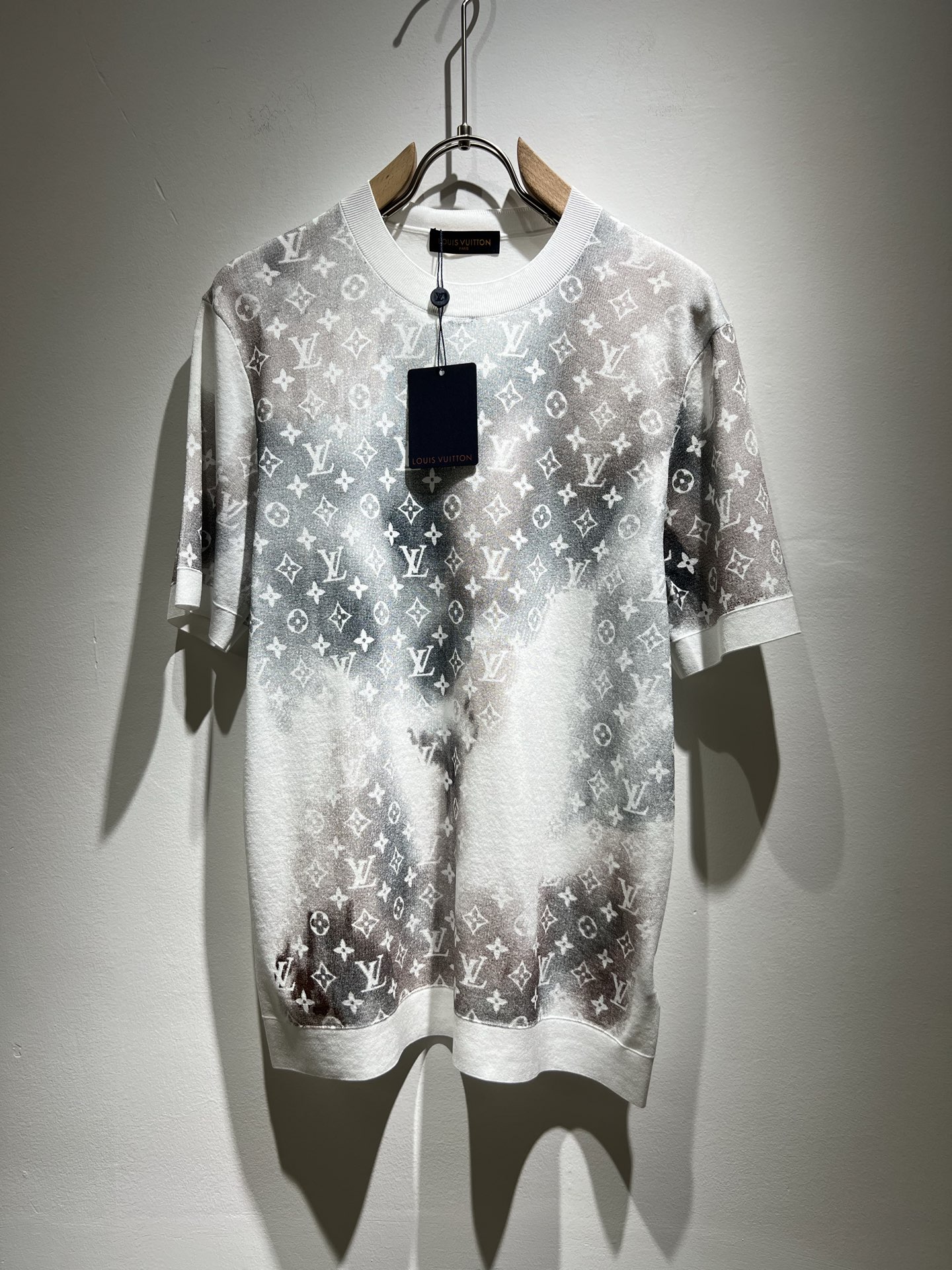 NO:130352,Louis Vuit*on Spring and Summer 2025 Louis Family Light Luxury Monogram Crochet Ilit Knit Short Sleeve T-shirt!  Decoration for men and women!  The new high-end Louis family, the details and quality are always flawless, and creative designs are emerging one after another. If you don’t buy a few pieces this fall and winter, you can’t be considered a fashion expert. Monogram crochet pattern design!  It is something that everyone loves. It is made of top Yilit, super soft and tough, and has excellent breathability. It comes from world-class trade-level OEM channels, and is extremely rare in quantity and cannot be sold out. The 