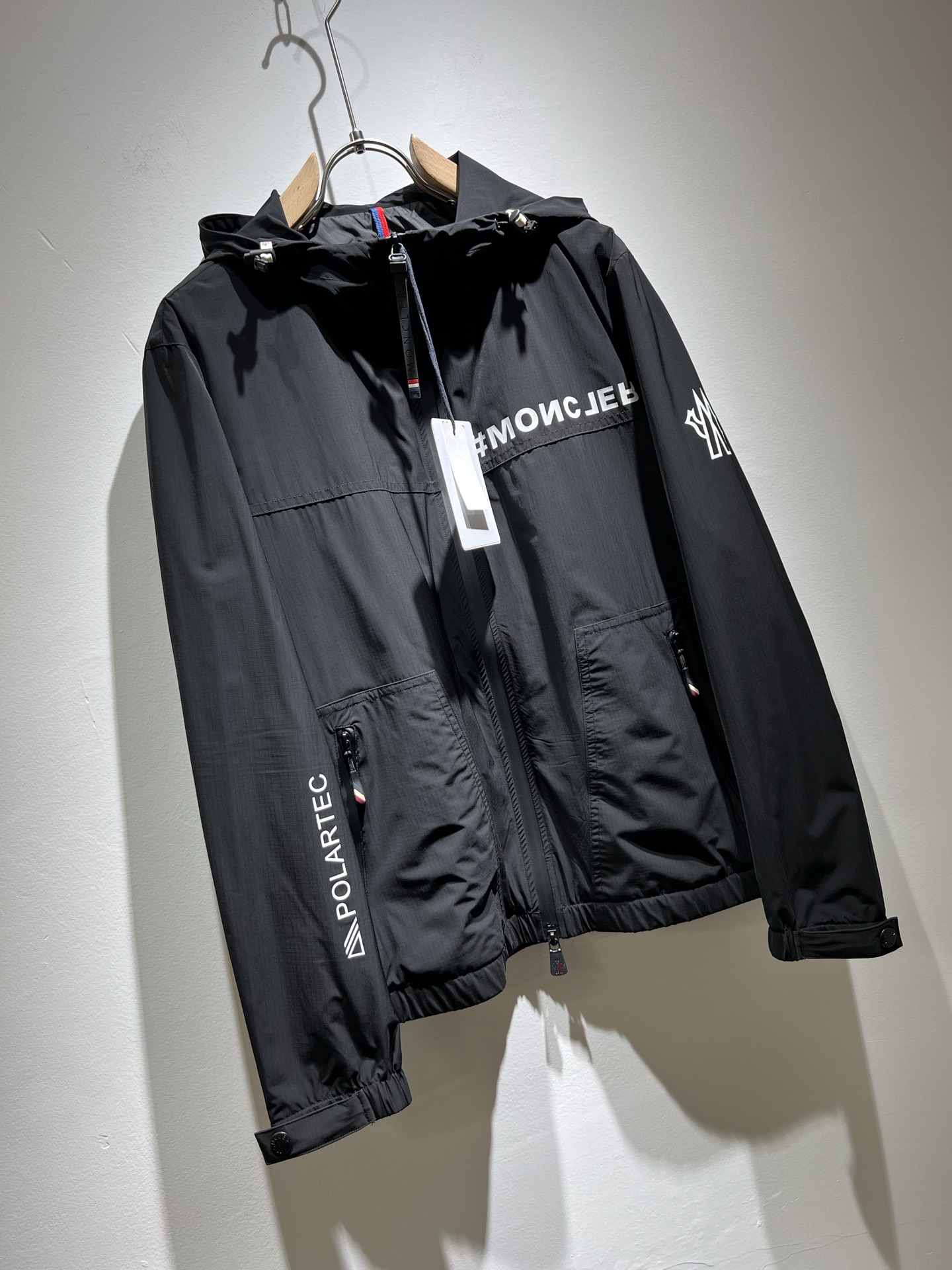 NO:130358,Details!  Monc*ler Monk 2025 early spring classic jacket, urban fashionable and casual style!  The fabric is super soft, cool and popular jacket. It is fashionable and urban versatile, breathable and fashionable and beautiful. The special fabrics are all polyester fiber fabrics imported from the UK. They are lightly shiny, unique texture, soft and smooth, and excellent details. They are not a product that ordinary fabrics can compare with. Sleeves logo printing design!  Very charming design, inner seam edging technology, customized original logo auxiliary material design!  The details are very in-depth. They give outdoor users full experience and perfect protection, allowing us to get closer to the challenges of nature. The minimalist seasonal design elements, the perfect slim fit style, highly recommended!  Size M-3XL, Jackets & coats, Jackets & coats, Alexander wang19860909细节图！ Monc*ler蒙*口2025早春经典夹克外套,都市时尚休闲款！面料超软面料帅酷爆款夹克外套.时尚都市百搭款款,上身透气而且时尚靓丽,特供面料都是英国进口的聚酯纤维纤维面料,淡淡光泽,质感独特,手感柔嫩顺滑,细节出色 不是一般面料所能对比的产品.袖子logo印花设计！非常极具魅力的设计,内缝包边工艺,定制原版logo辅料设计！细节非常到位.给户外使用者充分的体验和完善的保护,让我们更接近大自然的挑战,极简当季的设计元素,完美修身版型,强烈推荐！尺码M-3XL,,jackets & coats,jackets & coats,alexander wang,Men's clothing