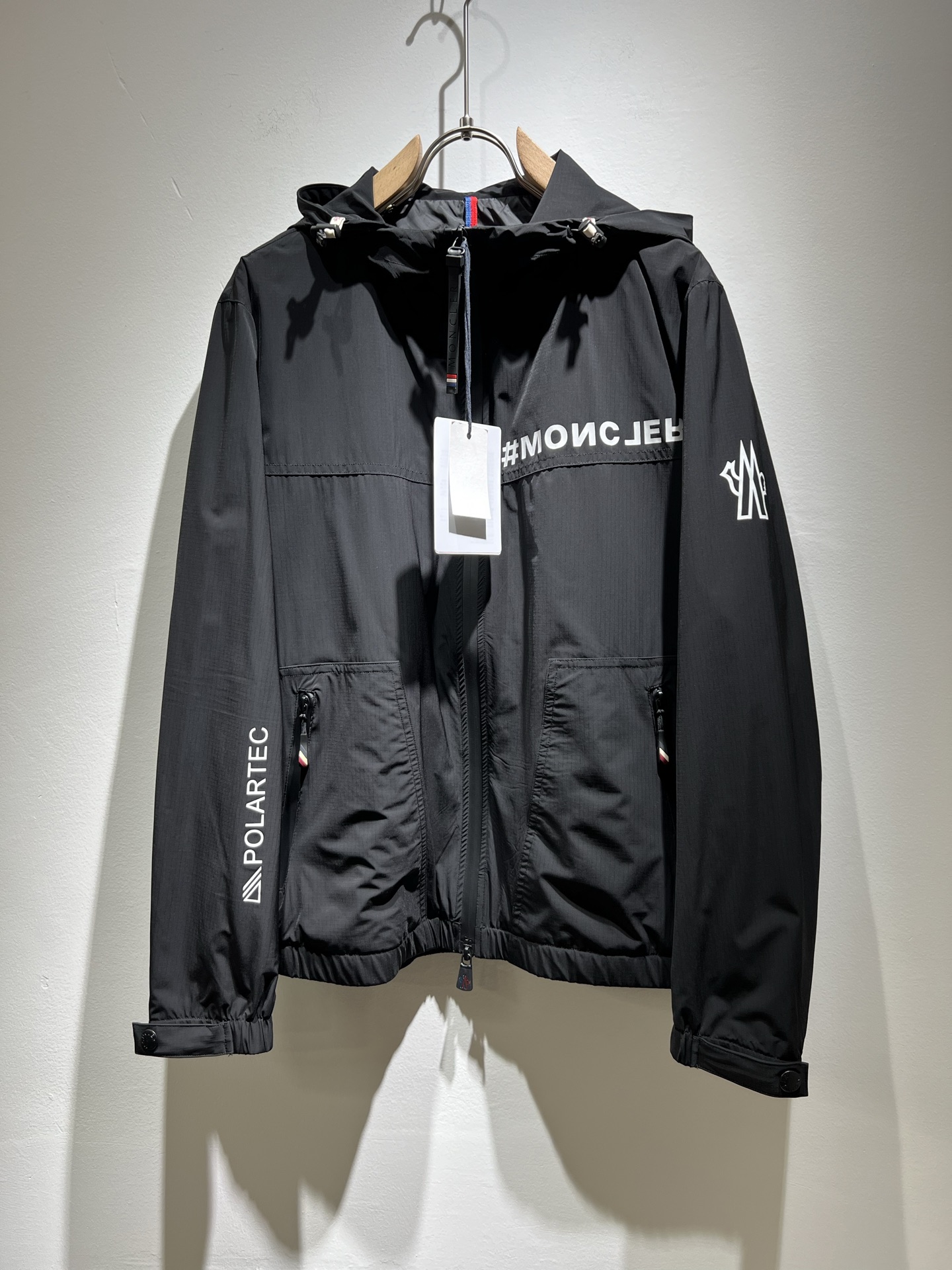 NO:130355,Monc*ler Monk 2025 early spring classic jacket, urban fashionable and casual style!  The fabric is super soft, cool and popular jacket. It is fashionable and urban versatile, breathable and fashionable and beautiful. The special fabrics are all polyester fiber fabrics imported from the UK. They are lightly shiny, unique texture, soft and smooth, and excellent details. They are not a product that ordinary fabrics can compare with. Sleeves logo printing design!  Very charming design, inner seam edging technology, customized original logo auxiliary material design!  The details are very in-depth. They give outdoor users full experience and perfect protection, allowing us to get closer to the challenges of nature. The minimalist seasonal design elements, the perfect slim fit style, highly recommended!  Size M-3XL, Jackets & coats, Jackets & coats, Alexander wang19860909Monc*ler蒙*口2025早春经典夹克外套,都市时尚休闲款！面料超软面料帅酷爆款夹克外套.时尚都市百搭款款,上身透气而且时尚靓丽,特供面料都是英国进口的聚酯纤维纤维面料,淡淡光泽,质感独特,手感柔嫩顺滑,细节出色 不是一般面料所能对比的产品.袖子logo印花设计！非常极具魅力的设计,内缝包边工艺,定制原版logo辅料设计！细节非常到位.给户外使用者充分的体验和完善的保护,让我们更接近大自然的挑战,极简当季的设计元素,完美修身版型,强烈推荐！尺码M-3XL,,jackets & coats,jackets & coats,alexander wang,Men's clothing