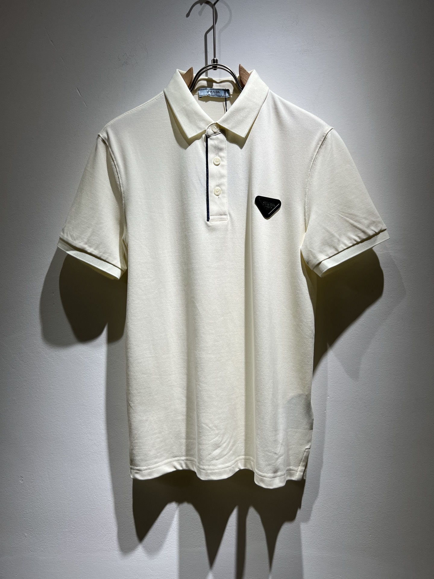 NO:130353,Prad*Pu*da 2025 spring and summer new classic element short-sleeved Polo shirt, a classic and elegant style, the kind that can be worn for ten years, you must collect a few pieces, and you must collect the rare and exquisite style!  A good taste!  It is important that it cannot avoid any season when it is imported 100% top-grade bead floor cotton!  Fine weaving!  solid!  One of the best cottons recognized in the world!  The texture is perfect! The chest triangle hardware logo pattern design!  Perfectly enrich everyone's visual sense!  Make you feel clean and neat!  Fashionable and beautiful!  !  Only by wearing Prada's short-sleeved shirt can you know what is worth it!  PRADA has always been a quality life pursued by European aristocrats and upper class scholars. This simple and casual versatile T-shirt is a personal luxury item with fashionable colors. Luxury materials and rigorous craftsmanship are the main tools for PRADA to attract fans. The flat and stylish round neck is warm, comfortable and easy to wear. The black and white colors have their own tone and handsome, and it is truly a world-class style!  The brand's design details are very exquisite, the upper body is light and stylish, and you have to buy the latest T-shirt every season. Faced with this consumable, it will save you the trouble of going out and outfitting. There are many letter T-shirts on the market, but this one is still rare to see. The streamlined tailoring and a light casual and artistic temperament give you enough spring to arrange the surface. Every person who pursues fashion, you might as well try it on the upper body!  Size M-3XL, prada, prada, T-shirt,tees, t-shirt,alexander wang19860909Prad*普*达 2025春夏季新款经典元素短袖Polo衫,经典大方的款式,可以穿十年都还是流行的那种,你一定要收藏几件,难得精致极致的款,你一定要收！好品味的一件！重要到哪个季节都绕不开它百分百进口顶级珠地棉！织法精细！结实！世界公认最好的棉之一！手感质感都极完美! 胸口三角五金logo图案设计！完美的丰富大家的视觉感！让你感觉干净利落！时尚又好看！！穿上普拉达的这款短袖,才知道什么是人间太值得！PRADA一直都是欧洲贵族和上流社会雅士追求的品质生活这款简易休闲百搭T恤更是穿出个人奢侈的单品色彩时尚 奢侈的材质和严谨的工艺是PRADA圈粉的主要利器平整有型的圆领,版型温暖舒适好穿又好搭,黑白双色自带腔调和帅气,真正的一款打天下！品牌的设计细节十分考究,上身轻便有型,每季都要入手最新的T恤,面对这种消耗品,直接省了你出门穿搭的烦恼,市面上的字母T恤有很多,但这款还很难得一见了,信手拈来的流线剪裁,淡淡的休闲文艺气质,给足春日的排面,每个对时髦度有追求的你,都不妨上身一试！尺码M-3XL,,prada,prada,T-shirt,tees，t-shirt,alexander wang,Men's clothing