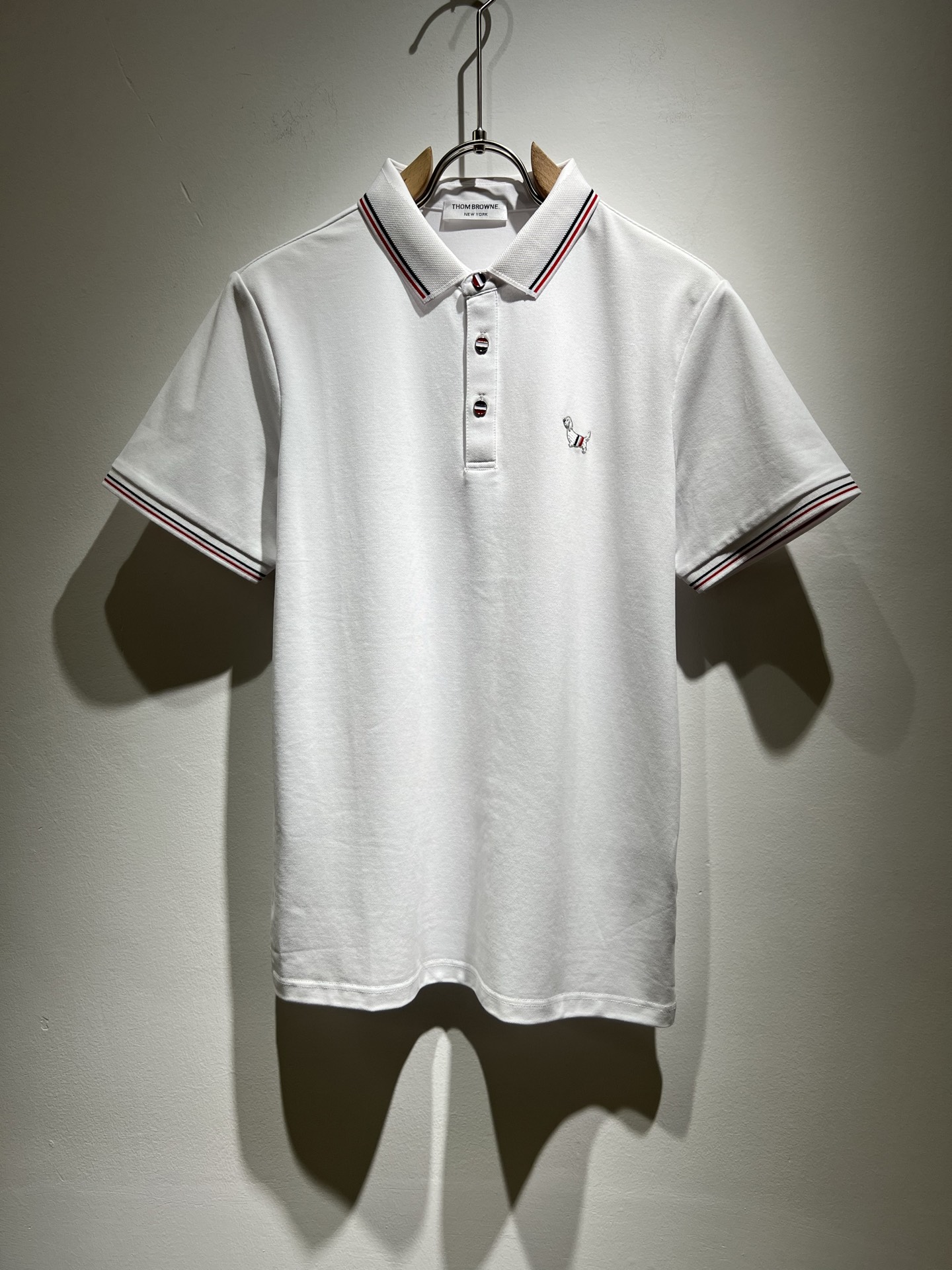 NO:130359,ThomBrow*e Tom*Long ~ New products for spring and summer 2025!  It is available on the official website at the same time. It is a casual classic lapel short-sleeved Polo shirt with unique design charm, very high-end, simple and not simple, and a new model of ready-to-wear!  The fabric is selected with unique bead floor cotton fabric, which feels smooth and soft, has texture, and has a strong sense of verticality. The upper body is smooth and not tight, and the feeling of stuffiness caused by direct ultraviolet rays. The chest design logo pattern logo pressing design!  The style is harmonious and unified, with the ultimate craftsmanship level. The side is very unique and tailored, very flavorful, delicate and comfortable to wear, showing sports vitality and exquisite details. The classic and perfect layout design shows fashion vitality in daily leisure life. Improve men's charm and style and achieve high-end models. Size M-3XL, manolo blahnik, T-shirt, alexander wang19860909ThomBrow*e汤姆*朗 ~2025春夏新品！官网同步有售,休闲经典翻领短袖Polo衫,独特设计魅力,非常高端,简约不简单,成衣新典范！面料精选独特珠地棉面料,手感光滑柔软,有质感,有很强的垂直感,上身爽滑不紧绷,紫外线直射造成的闷热感,胸前设计标识图案logo压胶设计！风格和谐统一,极致工艺水平.侧面非常独特裁剪设计风格,非常有味道,精致细腻,好穿舒适,展现运动活力,细节考究.经典完美版型设计,日常休闲生活中展现时尚活力.提升男士魅力格调,成就高端典范.尺码M-3XL,,manolo blahnik,T-shirt,alexander wang,Men's clothing