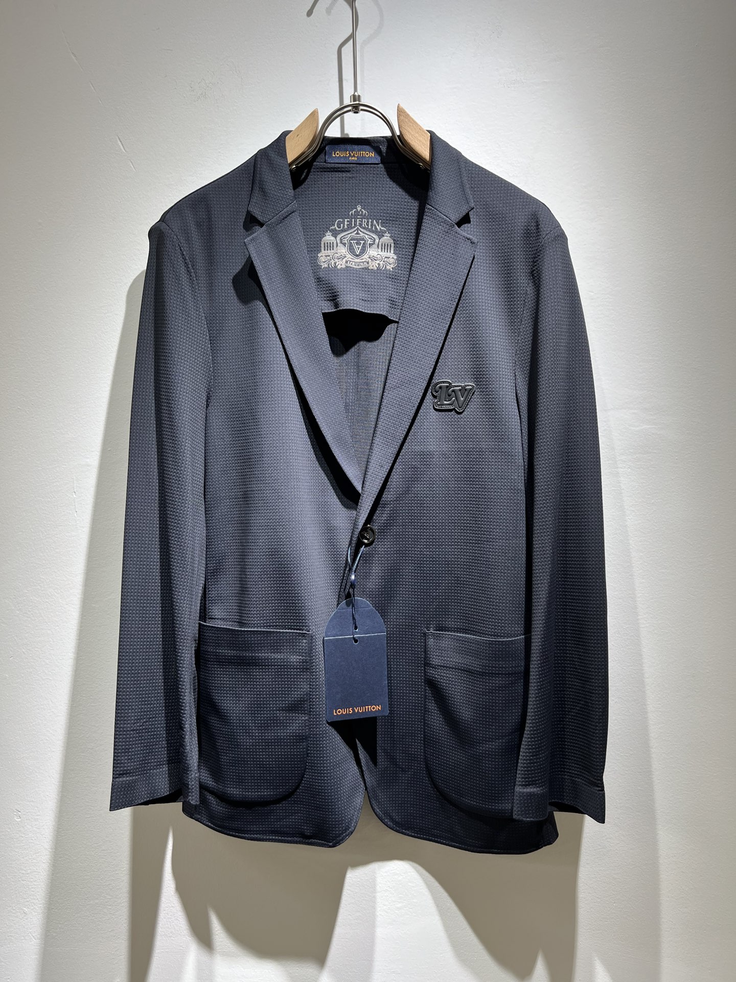 NO:131405,LouisVuit*Louis*Deng The latest suit jacket in early spring, with trading companies leaking channels. At the same time, the new series of items on the official website will be launched. The chest design hardware logo logo pattern decoration!  This model is made of high-end materials for imported top-grade elastic spandex. Its eye-catchingness is no less than any classic style, perfectly presenting the fashionable, high-end and luxurious feeling in front of the world!  Regular tailoring design!  Size M-4XL 021, louis vuitton,louis vuitton,jackets & coats,business suit,alexander wang19860909LouisVuit*路易*登 早春最新西装外套,贸易公司渠道稀出,同步官网发售年全新系列单品上线,胸前设计五金标识logo图案修饰！此款取材于客供进口顶级弹力氨纶高端材质制成,其吸睛度完全不亚于任何经典款式,将时髦高级感与奢华感完美呈现在世人眼前！常规剪裁设计！尺码M-4XL 021,,louis vuitton,louis vuitton,jackets & coats,business suit,alexander wang,Men's clothing