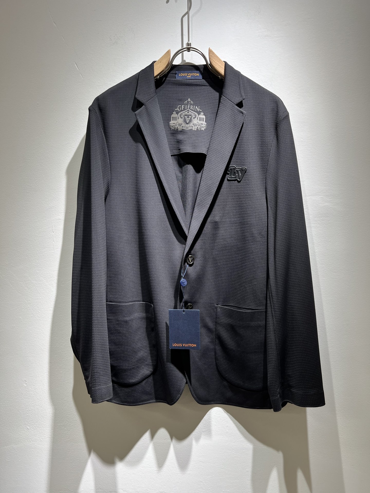 NO:130343,LouisVuit*Louis*Deng The latest suit jacket in early spring 2025 has been released in trading companies, and the new series of items in 2025 will be launched on the official website, with hardware logo design on the chest design!  This model is made of high-end materials for imported top-grade elastic spandex. Its eye-catchingness is no less than any classic style, perfectly presenting the fashionable, high-end and luxurious feeling in front of the world!  Regular tailoring design!  Size M-4XL, louis vuitton,louis vuitton,jackets & coats,business suit,alexander wang19860909LouisVuit*路易*登 2025早春最新西装外套,贸易公司渠道稀出,同步官网发售2025年全新系列单品上线,胸前设计五金标识logo图案修饰！此款取材于客供进口顶级弹力氨纶高端材质制成,其吸睛度完全不亚于任何经典款式,将时髦高级感与奢华感完美呈现在世人眼前！常规剪裁设计！尺码M-4XL,,louis vuitton,louis vuitton,jackets & coats,business suit,alexander wang,Men's clothing