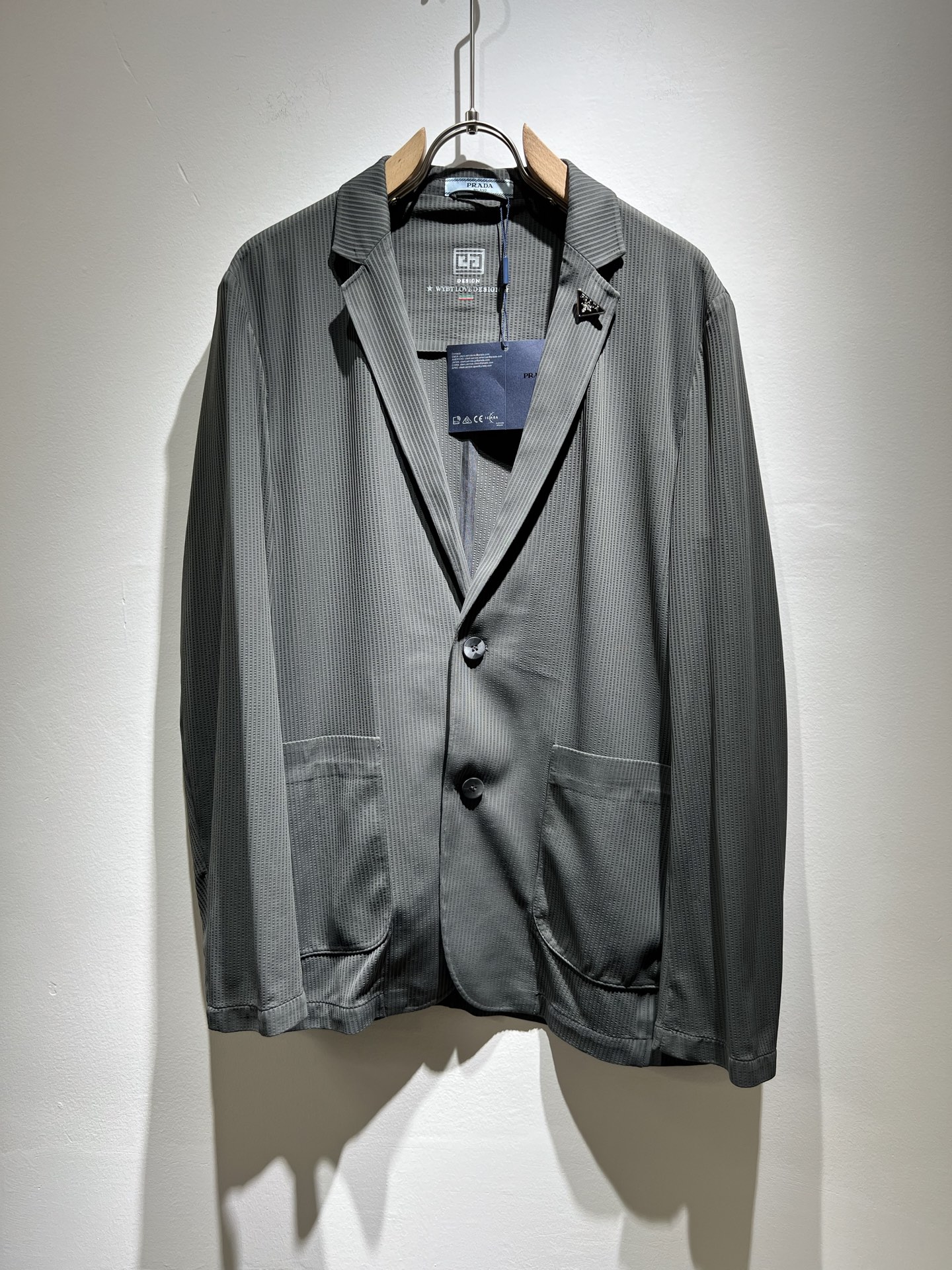 NO:131380,PRAD*A Pu*da early spring casual suit jacket, the latest fashionable casual zipper jacket, fashionable jacket! Trading company channels are rare and it is released on the official website. The most anticipated high-quality products that the male gods are most looking forward to are coming, making you feel what it means to be truly high and luxurious! This jacket is made of light and stretch spandex fabric specially customized by P home. The surface is neat and smooth and shiny, and the texture is obvious through the screen. The upper body is comfortable, light and not stuffy, and exquisite hardware and auxiliary materials Logo accessories!  Hardware logo pattern design!  Perfectly enhance the overall sense of luxury and class, and you can get a high-end luxury atmosphere at a glance! Basic regular jacket style cut, versatile and simple upper body, not picky, easy to deal with various occasions and environments, is undoubtedly a must-have item for daily commuting! Size M~4XL021,,prada, jackets & coats, jackets & coats, business suit, alexander wang19860909PRAD*A普*达早春休闲西装夹克外套,最新时尚休闲拉链夹克,时尚夹克外套!贸易公司渠道稀出,同步官网发售,男神最为期待的精品狠货重磅来袭,让你感受到什么叫真正的高奢有内涵!此款夹克外套选用了P家专业定制的轻薄弹力氨纶面料制成,表面整洁光滑且富有光泽,质感透过屏幕都显而易 见,上身舒适轻盈不闷热,精致五金辅料Logo配饰！五金logo图案设计！完美提升了整体的奢华档次感,一眼就能Get到的高端奢华气息!基础常规的夹克版型裁剪,上身百搭简约不挑人,轻松应对各种场合与环境,属于日常通勤必备的臻品无疑!尺码M～4XL021,,prada,jackets & coats,jackets & coats,business suit,alexander wang,Men's clothing