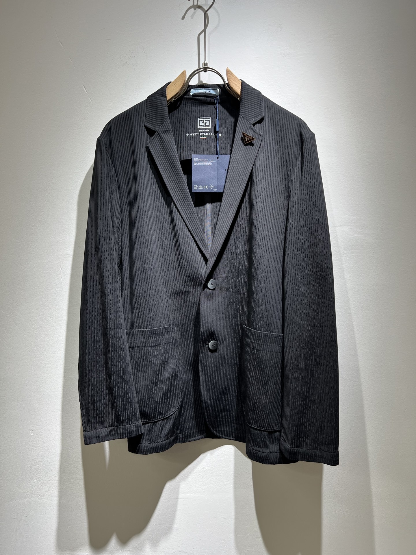 NO:130338,PRAD*A 2025 early spring casual suit jacket, the latest fashionable casual zipper jacket, fashionable jacket! Trading company channels are rare, and it is released on the official website. The most anticipated high-quality products that men's gods are coming, making you feel what it means to be truly high and luxurious! This jacket is made of light and stretch spandex fabric specially customized by P home. The surface is neat and smooth and shiny, and the texture is obvious through the screen. The upper body is comfortable, light and not stuffy, and exquisite hardware and auxiliary materials Logo accessories!  Hardware logo pattern design!  Perfectly enhance the overall sense of luxury and class, and you can get a high-end luxury atmosphere at a glance! Basic regular jacket style cut, versatile and simple upper body, not picky, easy to deal with various occasions and environments, is undoubtedly a must-have item for daily commuting! Size M~4XL, prada, jackets & coats, jackets & coats, business suit, alexander wang19860909PRAD*A普*达2025早春休闲西装夹克外套,最新时尚休闲拉链夹克,时尚夹克外套!贸易公司渠道稀出,同步官网发售,男神最为期待的精品狠货重磅来袭,让你感受到什么叫真正的高奢有内涵!此款夹克外套选用了P家专业定制的轻薄弹力氨纶面料制成,表面整洁光滑且富有光泽,质感透过屏幕都显而易 见,上身舒适轻盈不闷热,精致五金辅料Logo配饰！五金logo图案设计！完美提升了整体的奢华档次感,一眼就能Get到的高端奢华气息!基础常规的夹克版型裁剪,上身百搭简约不挑人,轻松应对各种场合与环境,属于日常通勤必备的臻品无疑!尺码M～4XL,,prada,jackets & coats,jackets & coats,business suit,alexander wang,Men's clothing