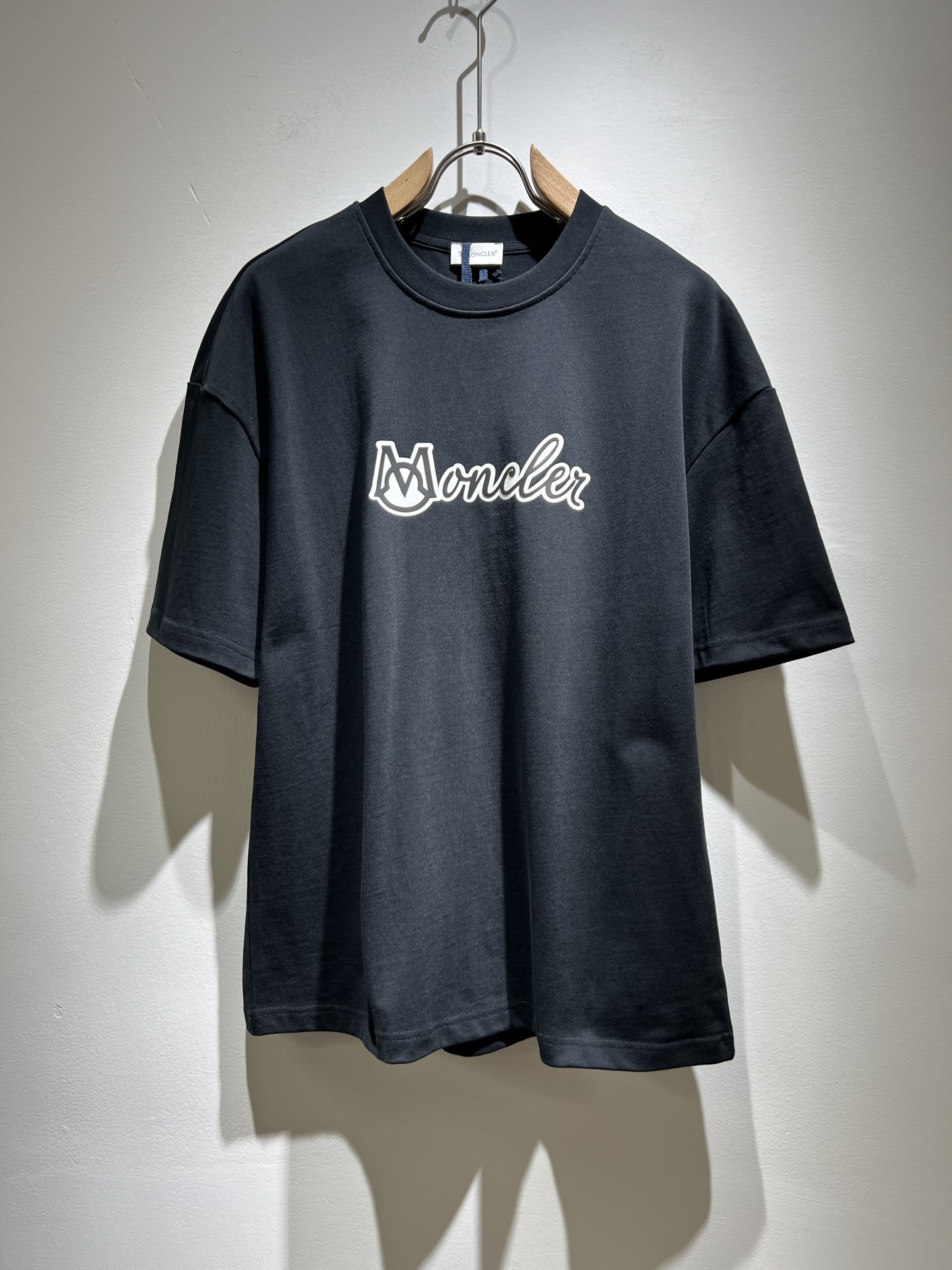 NO:130341,Moncler Mengjia 2025 Spring and Summer Latest Men and Women's Same Trade Order Short-sleeved T-shirt, Full Quality!  !  Internet celebrity style!  Use logo pattern to press glue design!  The upper body is comfortable and breathable, not stiff, and the overall three-dimensional feeling is rich. Quality export orders, customized exclusive pure cotton fabric tailoring to meet the simple needs of commuters for dressing. The upper body is very effective, it looks slim and not picky about the figure. The fabric workmanship... Improper, only good craftsmanship can make you feel good and tasteful, a must-have item for everyone!  Size S-2XL, christian louboutin, T-shirt,tees, t-shirt,alexander wang19860909Moncler蒙家 2025春夏最新男女同款贸易订单短袖T恤,全品相！！网红款！采用logo图案压胶设计！上身舒适透气,不僵硬,整体有着丰富的立体感,品质出口订单,定制专属纯棉面料剪裁,满足通勤人们对于着装的简约需求,上身效果很好,显瘦,不挑剔身材.面料做工....无可挑剔,好工艺好面料才能穿出好品味一款,人手必备单品！尺码S-2XL,,christian louboutin,T-shirt,tees，t-shirt,alexander wang,Men's clothing