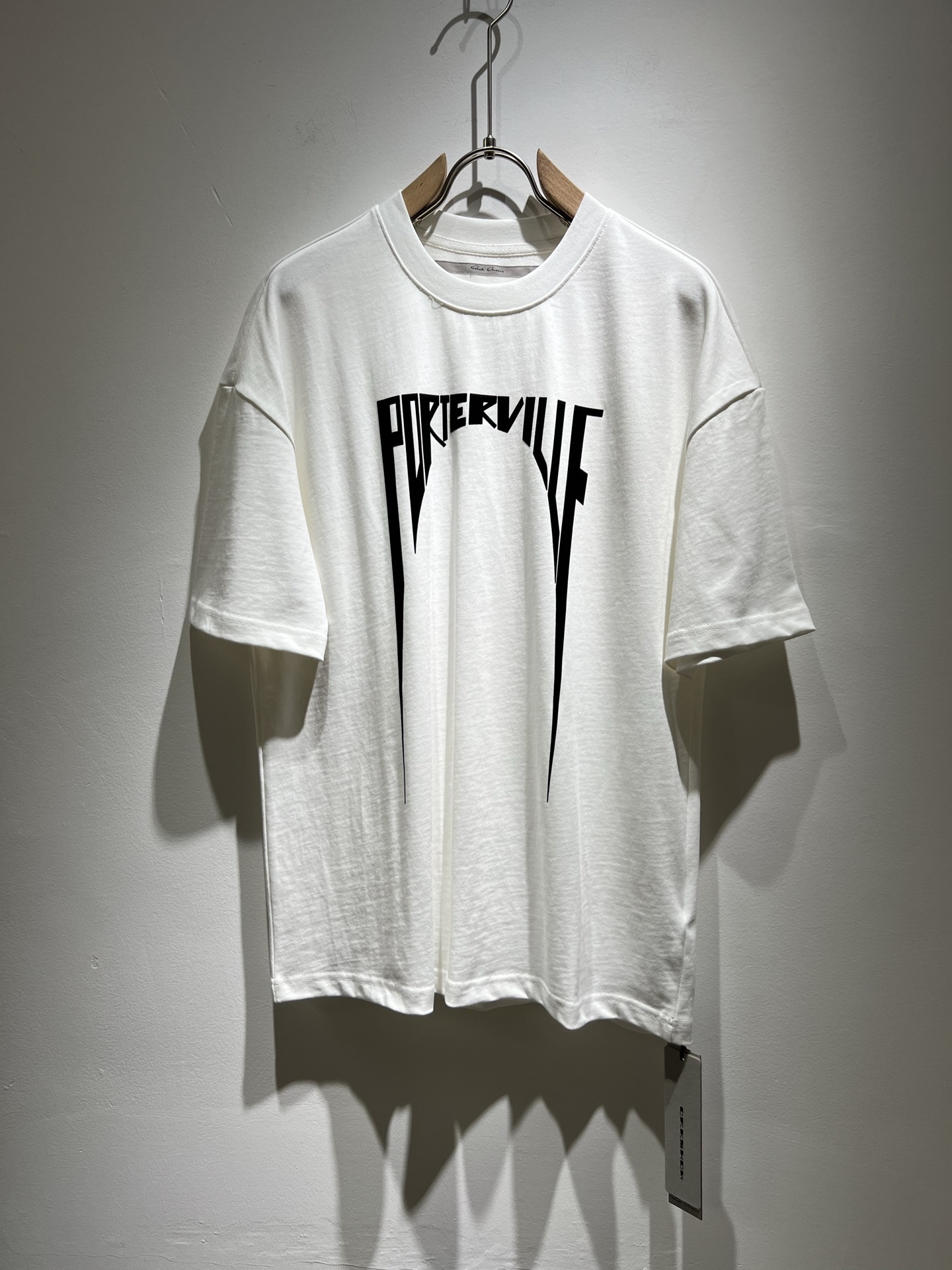 NO:130356,RICK OWENS2025 Spring and Summer New Men and Women's Same Short-sleeved T-shirt!  Fashionable casual short-sleeved T-shirt with catwalk pattern prints!  Design logo velvet design!  The most designed and selected customer-supplied 280g pure cotton fabric, which feels soft and skin-friendly, is comfortable and breathable, and you can’t picky about the real thing!  Loose, small, shoulder-dead round neck cut, genderless couple mixed styles, opening up a new fashion charm!  Differentiate the market version of the high-end custom series!  Size S-2XL, T-shirt,tees,t-shirt,alexander wang19860909RICK OWENS2025春夏新款男女同款短袖T恤！走秀图案印花时尚休闲短袖T恤衫！设计logo压绒设计！极具设计精选客供280g纯棉面料,手感柔软亲肤,着身舒适透气性都无法挑剔,实物绝对会让你爱不释手！宽松小落肩的圆领版型裁剪,无性别主义的情侣混穿款式,打开全新的时装新韵味！区别市场版本高定系列！尺码S-2XL,,T-shirt,tees，t-shirt,alexander wang,Men's clothing