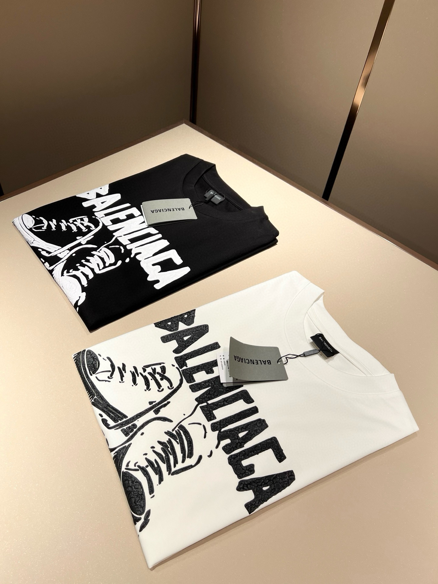 NO:130337,BALENCIA* Paris* Home 2025 Spring and Summer New Men and Women Couples Casual Loose Cotton Round Neck Short Sleeve T-shirt!  Trading companies have sparse channels and are released on the official website at the same time!  The latest series of spring and summer 2025, classic fashion design elements, injecting full vitality into the new series. This T-shirt is carefully selected for imported cotton fabrics. The fabric feels skin-friendly and soft and delicate, and the body logo print design!  It has an extremely comfortable and breathable wearing experience. The whole item is very eye-catching and fashionable, and is deeply loved by young people today!  The loose round neck cut is a neutral style regardless of age and gender, suitable for matching all the styles and looks you need in your daily life!  It is recommended to wear couple outfits to go out on the street to make it more pleasing to the eye!  Size M-3XL, balenciaga, T-shirt,tees, t-shirt,alexander wang19860909BALENCIA*巴黎*家 2025春夏新款男女同情侣款休闲宽松棉质圆领短袖T恤衫！贸易公司渠道稀出,同步官网发售 ！ 2025春夏最新系列,经典时尚设计元素,为全新系列注入满满活力,这款T恤衫用心甄选客供进口棉面料制成,面料手感亲肤柔软细腻,衣身logo印花设计！拥有着无比舒适透气性的穿着体验,整件单品极具吸睛度与时尚感,深受当下年轻人的喜爱！基础宽松的圆领版型裁剪,不分年龄与性别的中性款式,适合搭配你日常所需的所有风格与造型！建议搭配情侣装出街会更为养眼出色！尺码M-3XL,,balenciaga,T-shirt,tees，t-shirt,alexander wang,Men's clothing