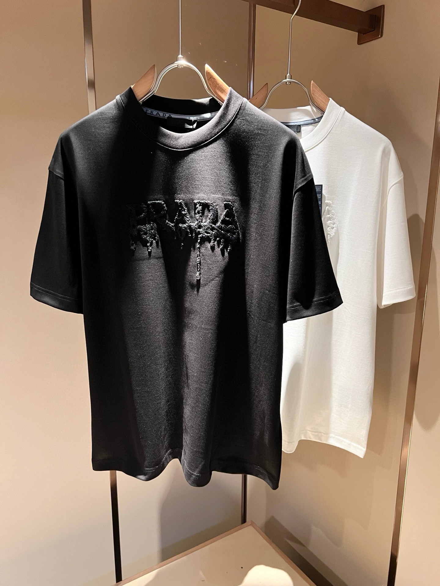 NO:130334,PRAD*A Pu*da 2025 spring and summer new short-sleeved T-shirt for men and women, the latest model is exclusively available on the entire network!  !  ~ It is classic and fashionable and versatile, who doesn’t like it? It will show the classic again. It is very pleasing to the eye and comes with a low luxury halo and recognition!  Pr*da's traditional brand concept and modern advanced technology are perfectly combined. Coupled with the extremely modern and simple design, P's exclusive logo pattern embroidery design!  Customized 100% imported pure cotton fabric!  The texture of this model is quite touching, the specifications and grades are known with tentacles. The degree of delicateness and breathability are top-notch!  Size M-3XL, prada, T-shirt,tees, t-shirt,alexander wang19860909PRAD*A普*达2025春夏新款男女同款短袖T恤,最新款全网独家首上！！~既经典有时尚百搭,谁不爱啊,将经典再次展现,非常的耐看,自带低奢光环与辨识度！Pr*da传统的品牌理念和现代化的先进技术进行了完美结合.加上极其现代摩登风范的简约设计,p家专属logo图案刺绣设计！定制百分百进口纯棉面料！此款的质感相当感人 触手便知规格档次 细腻程度与透气效果堪称顶级！尺码M-3XL,,prada,T-shirt,tees，t-shirt,alexander wang,Men's clothing