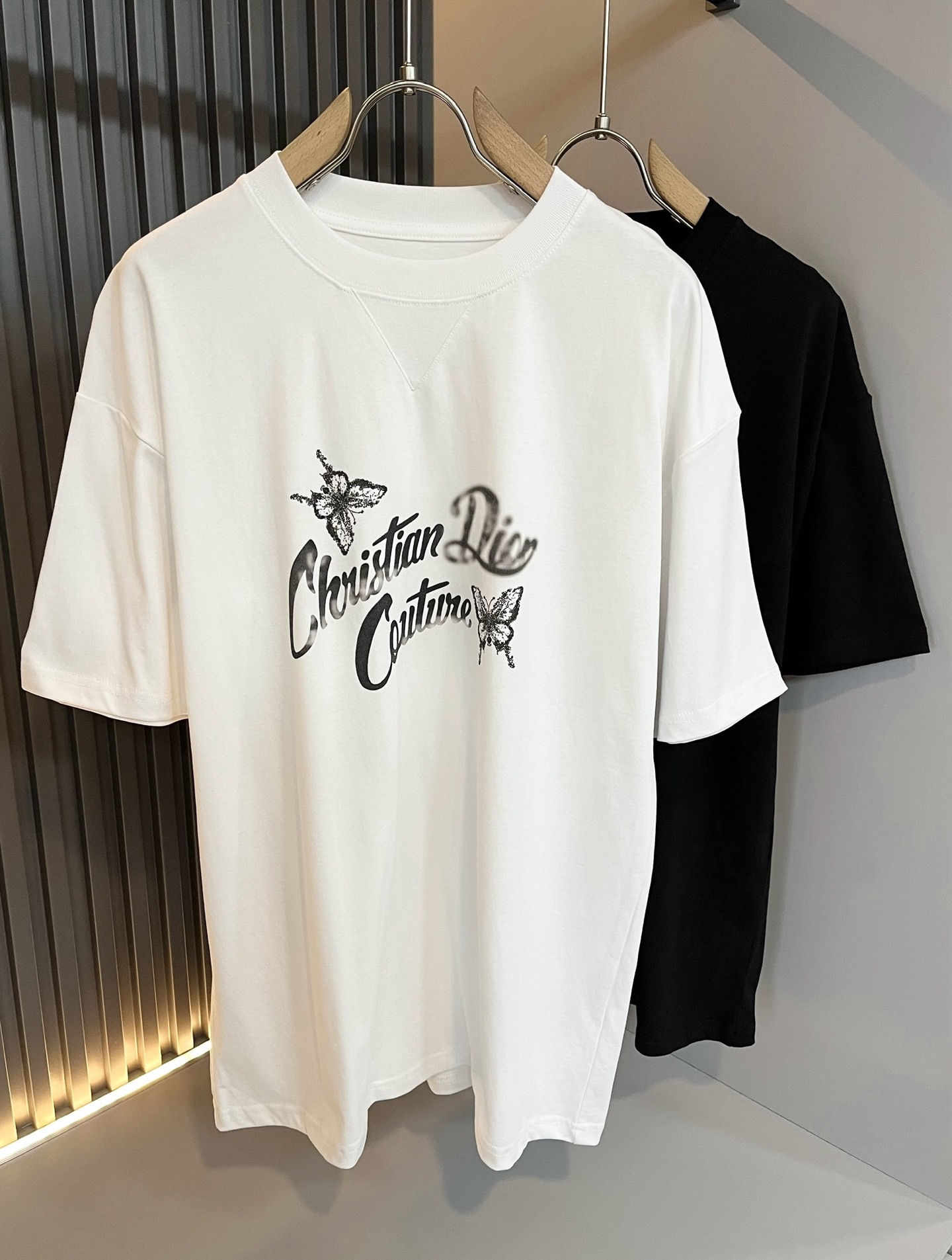 NO:131557,Dio*Dijia Spring and summer new short-sleeved T-shirts for men and women, and are available simultaneously for counters!  Customized exclusive 260g pure cotton fabric, customized original craft threads, chest logo pattern printing craft design!  Simple and generous, calm and versatile, extremely high-end, perfectly integrated with fashion and style, a top fashionable style that perfectly suits the outside wear!  The overall feeling is natural!  The ultimate classic versatile short-sleeved T-shirt is designed with the latest three-dimensional letter logo print elements!  The ultimate perfection of heavy industry!  Fans who pursue high quality are please buy them by themselves, and all fans who know the goods are invited to appreciate this model together!  !  Size S-XL, dior,dior,T-shirt,tees,t-shirt,alexander wang19860909Dio*迪家 春夏新款男女同款短袖T恤,专柜同步发售！定制专属260克纯棉面料,定制原版工艺螺纹,胸前logo图案印花工艺设计！简约大方,从容百搭,档次极高,完美融入时尚还有风情感一款完美符合外穿的顶尖时髦气质款！整体给人浑然天成的感觉！极致经典的百搭型短袖T恤,采用最新的立体字母logo印花元素设计！极致的重工极致的完美！追求高品质的粉丝们请自行抢购,诚邀所有识货的粉丝一同鉴赏此款！！ 尺码S-XL,,dior,dior,T-shirt,tees，t-shirt,alexander wang,Men's clothing