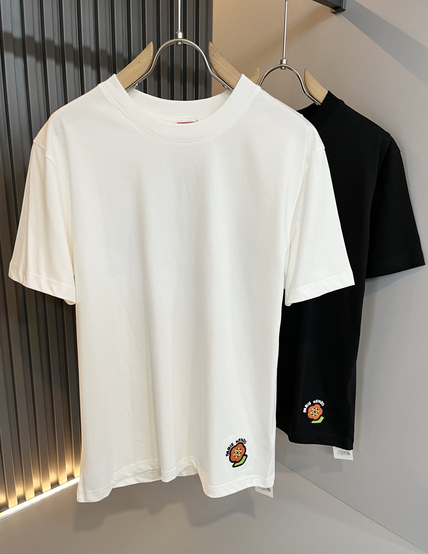 NO:131555,KENZ*Takata*3 New spring and summer products for men and women, short-sleeved T-shirts for men and women, the new products that have been improved after inheriting classic works are more three-dimensional and embroidered with letter logo pattern on the chest!  It means that you have great power and richness!  A must-have item in the Year of the Tiger, customized original pure cotton fabric. If you like it, hurry up and buy it!  First-in, first served!  Size M-3XL, T-shirt,tees,t-shirt,alexander wang19860909KENZ*高田*三 春夏新品男女同款短袖T恤,传承经典著作改良后的新品更加的具有立体感官,胸前字母logo图案刺绣设计！代表着虎虎生威,富富有余！虎年必备单品,定制原版纯棉面料.有喜欢赶紧入手吧！先入先得！尺码M-3XL,,T-shirt,tees，t-shirt,alexander wang,Men's clothing