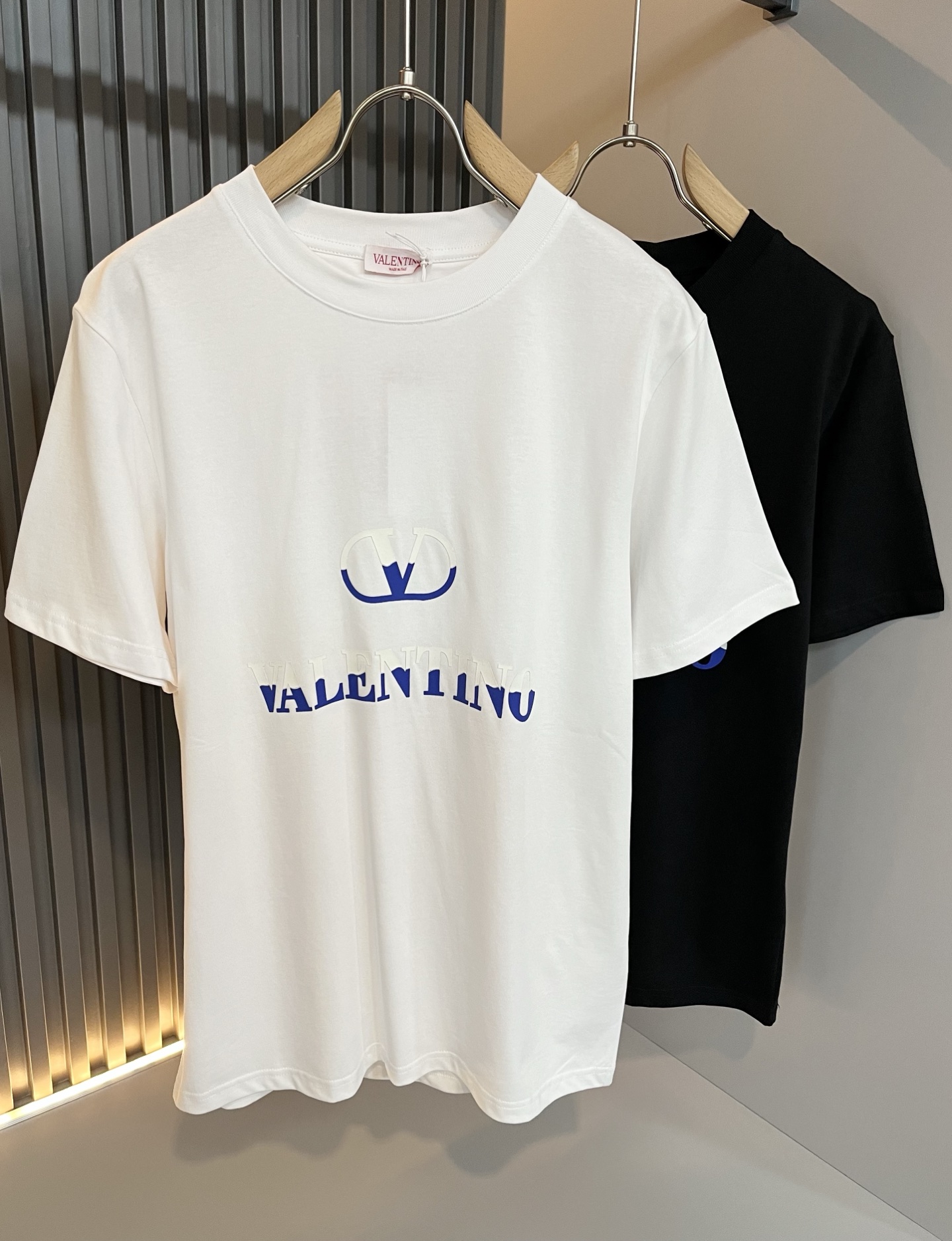 NO:131552,VALENTI*O Warren*nu~Counter style, new spring and summer short-sleeved T-shirt, chest logo pressing design!  Simple, fashionable and young, versatile style, and a young and elegant upper body feel!  It will never be outdated. All major counters are listed simultaneously. The orders of goods, workmanship and details of the foreign trade full-quality trading company are very well-established, and they are very particular. The fabric is made of 300g pure cotton fabric!  The upper body is comfortable and breathable, and the overall feels very crisp. It is worn on a daily basis. Whether it is worn alone or in the inner wear, it is simple and brilliant. Casual men and women should not miss it. Size S-2XL, valentino, valentino, T-shirt, tees, t-shirt, alexander wang19860909VALENTI*O华伦*奴～柜台款、春夏新款短袖T恤衫,胸前logo压胶设计！简单时尚而年轻,百搭风格,上身感很年轻优雅！永远不会过时.各大柜台同步上市,外贸全品相贸易公司订单货品,做工和细节部位非常到位,非常讲究.合体的剪裁.面料采用300g纯棉面料！上身舒适透气,整体又有很好的挺括感,日常基础穿着.不管单穿还是内搭,简简单单就很出彩,休闲男女不容错过.尺码S-2XL,,valentino,valentino,T-shirt,tees，t-shirt,alexander wang,Men's clothing