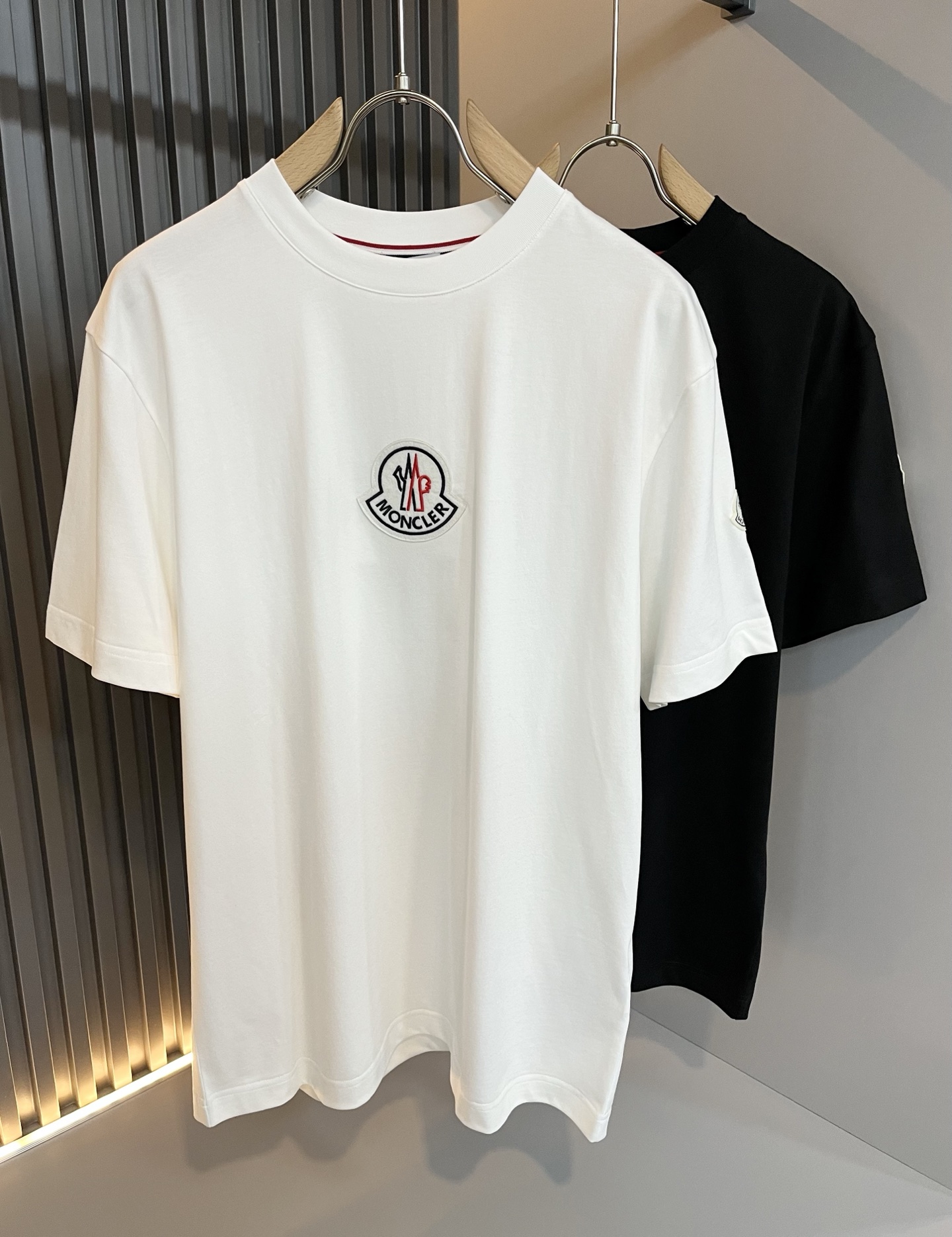 NO:131548,Moncler Mengjia Spring and summer latest men and women's trade order short-sleeved T-shirt, full quality!  !  Internet celebrity style!  Designed with logo pattern badge!  The upper body is comfortable and breathable, not stiff, and the overall three-dimensional feeling is rich. Quality export orders, customized exclusive pure cotton fabric tailoring to meet the simple needs of commuters for dressing. The upper body is very effective, it looks slim and not picky about the figure. The fabric workmanship... Improper, only good craftsmanship can make you feel good and tasteful, a must-have item for everyone!  Size S-2XL, christian louboutin, T-shirt,tees, t-shirt,alexander wang19860909Moncler蒙家 春夏最新男女同款贸易订单短袖T恤,全品相！！网红款！采用logo图案徽章设计！上身舒适透气,不僵硬,整体有着丰富的立体感,品质出口订单,定制专属纯棉面料剪裁,满足通勤人们对于着装的简约需求,上身效果很好,显瘦,不挑剔身材.面料做工....无可挑剔,好工艺好面料才能穿出好品味一款,人手必备单品！尺码S-2XL,,christian louboutin,T-shirt,tees，t-shirt,alexander wang,Men's clothing