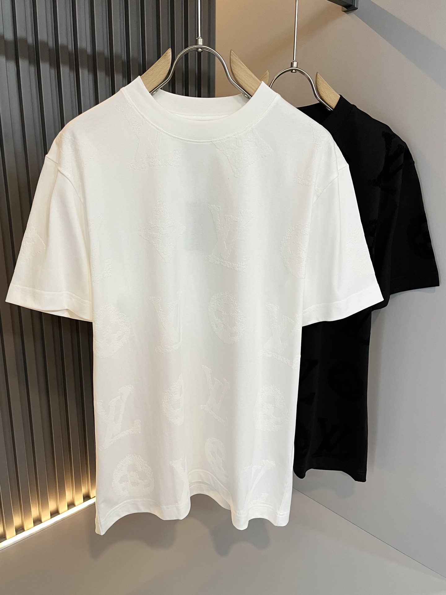 NO:500079,Louis Vuit*on Spring and Summer 2025 Louis Family Light Luxury Monogram Flocking Craft Short-sleeved T-shirt, with reverse nameplate patch decoration on the back of the same style as men and women!  The new high-end Louis family has always been so flawless, and creative designs are emerging one after another. If you don’t buy a few pieces of Louis this spring and summer, you can’t be considered a fashion expert. Monogra pattern flocking craft design!  Unparalleled, it interprets Louis' iconic elements, which are really something that everyone loves. The top-notch organic cotton blend is super soft and tough, and has excellent breathability. From the world-class trade-level OEM channels, the quantity is extremely rare and sold out without help. The 'Dou Brand' is released every year, and the three-dimensional logo presents an extraordinary texture and is clean and neat. This is the special skill of the Louis family and the latest craftsmanship of this quarter. The degree of meticulousness has reached the top, and the three-dimensional tailoring design is unique. It is a fusion of luxury and fashion!  Size S-2XL, louis vuitton,louis vuitton,louis vuitton,t-shirt,tees,t-shirt,alexander wang19860909Louis Vuit*on 2025春夏路易家族轻奢Monogram植绒工艺短袖T恤,男女同款背后反向铭牌贴布装饰！路易家族的新高端,细节品质永远的那么完美无瑕,创意设计层出不穷.今年春夏季节没有入手几件路易你算不上时尚达人.Monogra图案植绒工艺设计！无与伦比,诠释路易的标志性元素,实属人见人爱的东西.顶级的有机棉质混纺,超级柔软且具有韧性,透气感也是绝佳.来自世界级贸易级别的代工厂渠道,数量极其稀少售完无补.“驴牌”每年都会出的老花单品,立体Logo呈现不一般的质感,干净俐落.这是路易家族的看家绝活也是本季度的最新工艺.细致化程度已经达到顶端了,立体剪裁的版型设计堪称一绝.属于奢华与时尚的融合！尺码S-2XL,,louis vuitton,louis vuitton,louis vuitton,T-shirt,tees，t-shirt,alexander wang,Men's clothing