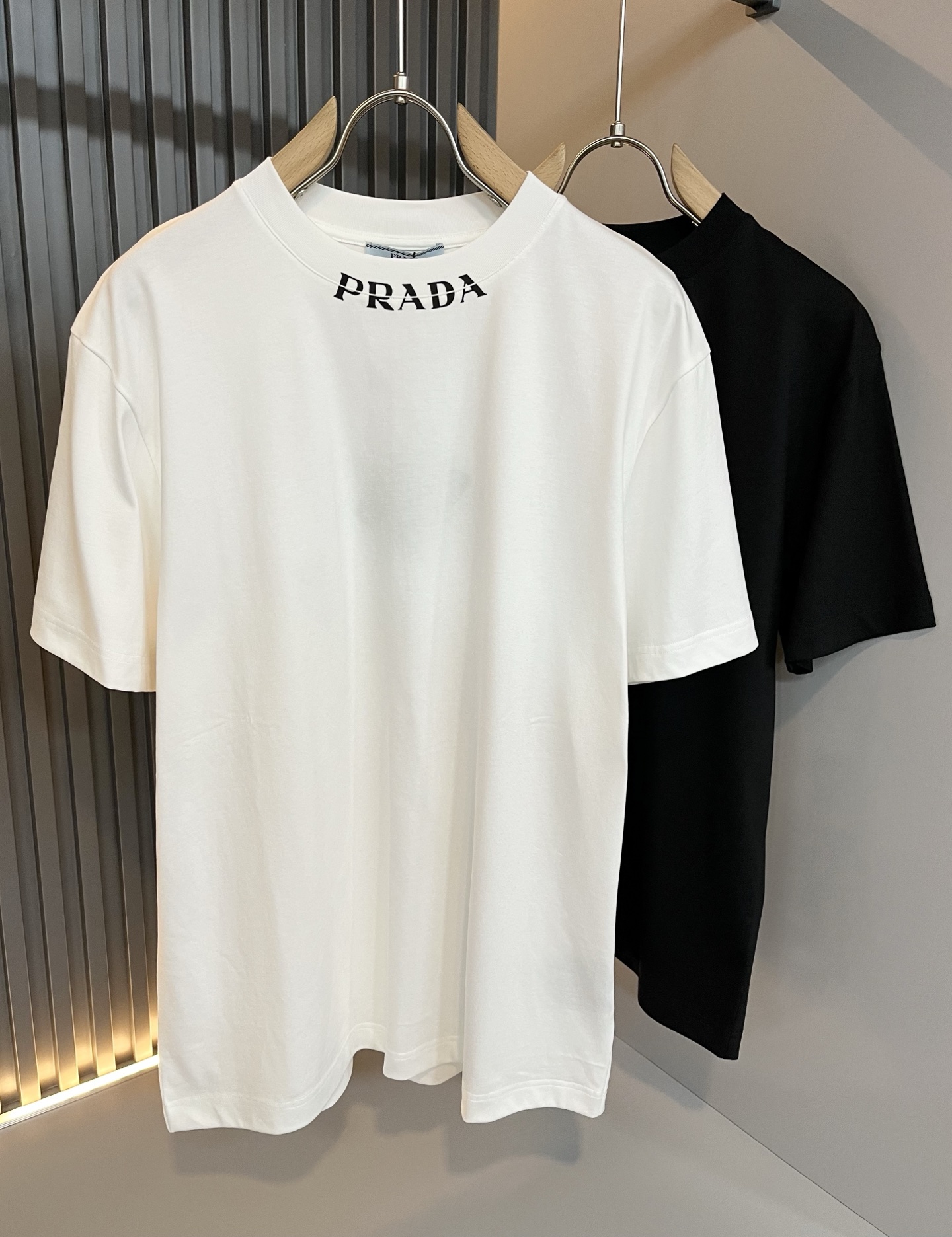 NO:500076,PRAD*A Pu*da 2025 spring and summer new short-sleeved T-shirt for men and women, the latest model is exclusively available on the entire network!  !  ~ It is classic and fashionable and versatile, who doesn’t like it? It will show the classic again. It is very pleasing to the eye and comes with a low luxury halo and recognition!  Pr*da's traditional brand concept and modern advanced technology are perfectly combined. Coupled with the extremely modern and simple design, P's exclusive logo pattern offset printing design!  Customized 100% imported pure cotton fabric!  The texture of this model is quite touching, the specifications and grades are known with tentacles. The degree of delicateness and breathability are top-notch!  Size S-2XL, prada, T-shirt,tees, t-shirt,alexander wang19860909PRAD*A普*达2025春夏新款男女同款短袖T恤,最新款全网独家首上！！~既经典有时尚百搭,谁不爱啊,将经典再次展现,非常的耐看,自带低奢光环与辨识度！Pr*da传统的品牌理念和现代化的先进技术进行了完美结合.加上极其现代摩登风范的简约设计,p家专属logo图案压胶印花设计！定制百分百进口纯棉面料！此款的质感相当感人 触手便知规格档次 细腻程度与透气效果堪称顶级！尺码S-2XL,,prada,T-shirt,tees，t-shirt,alexander wang,Men's clothing
