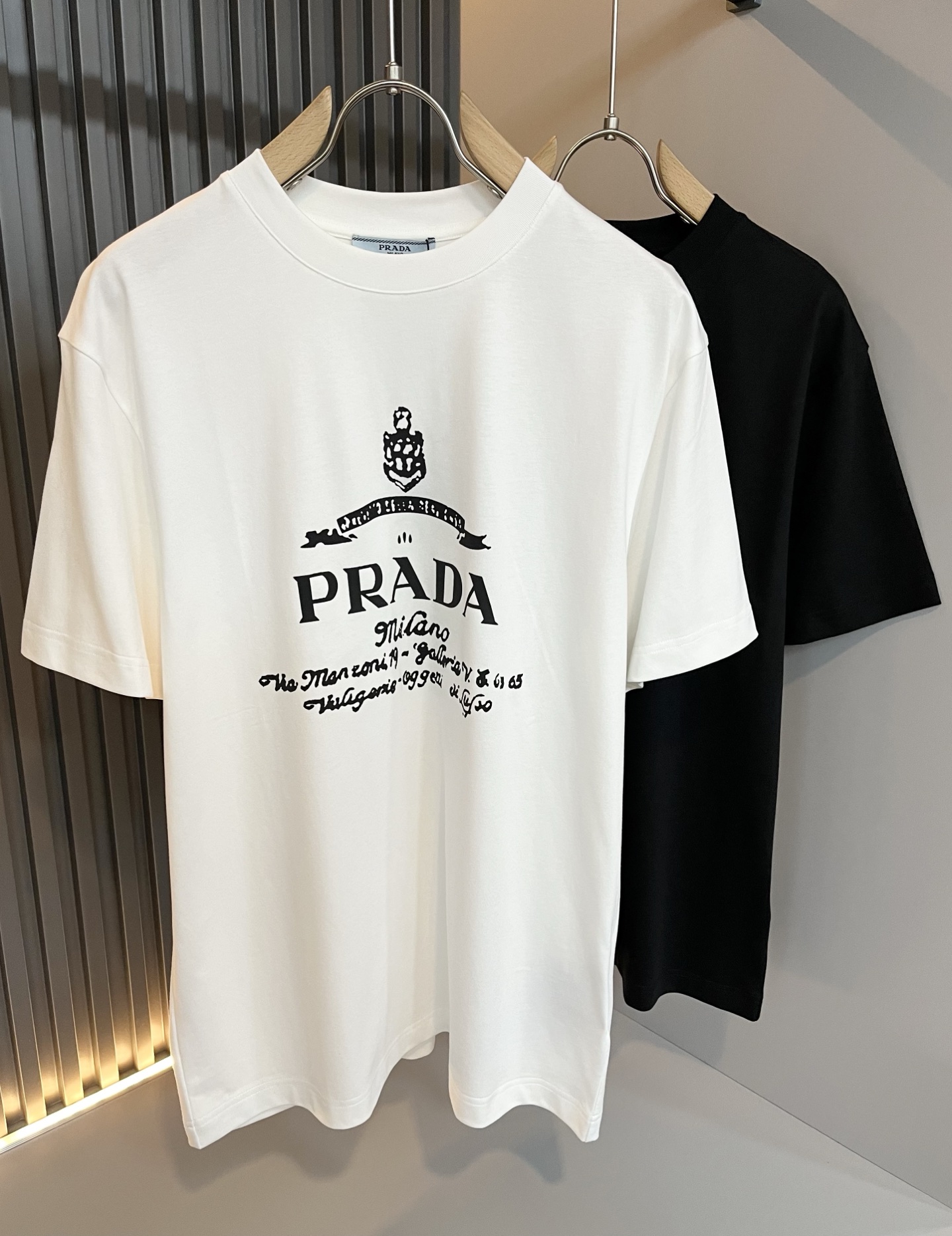  PRAD*A普*达2025春夏新款男女同款👫短袖T恤，最新款全网独家首上！！~既经典有时尚百搭，谁不爱