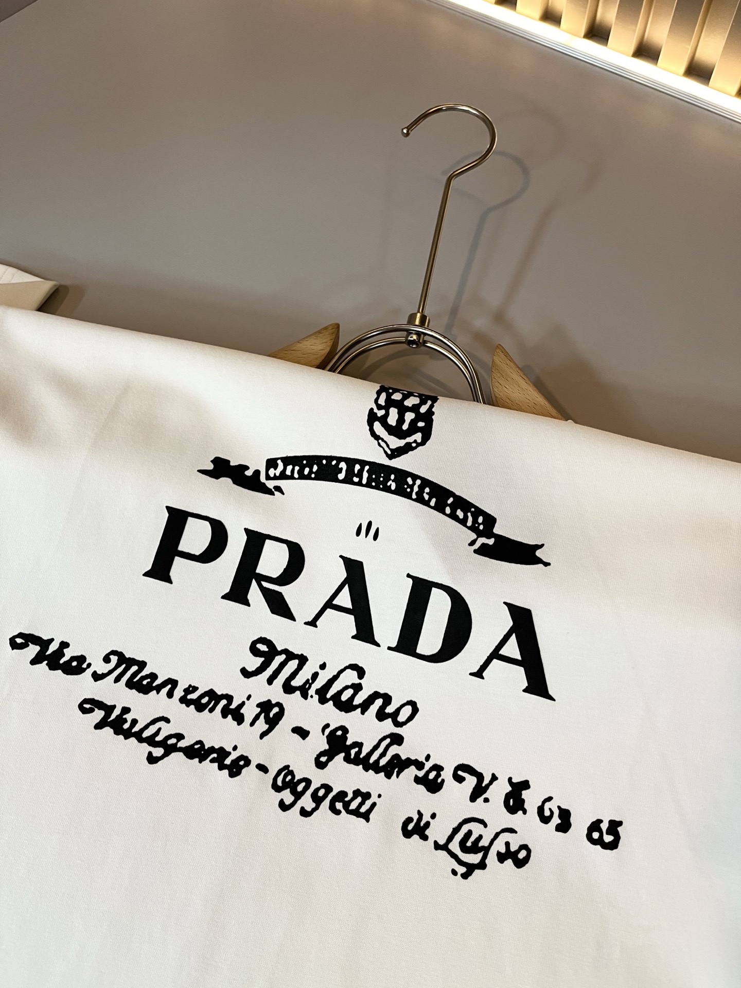  PRAD*A普*达2025春夏新款男女同款👫短袖T恤，最新款全网独家首上！！~既经典有时尚百搭，谁不爱