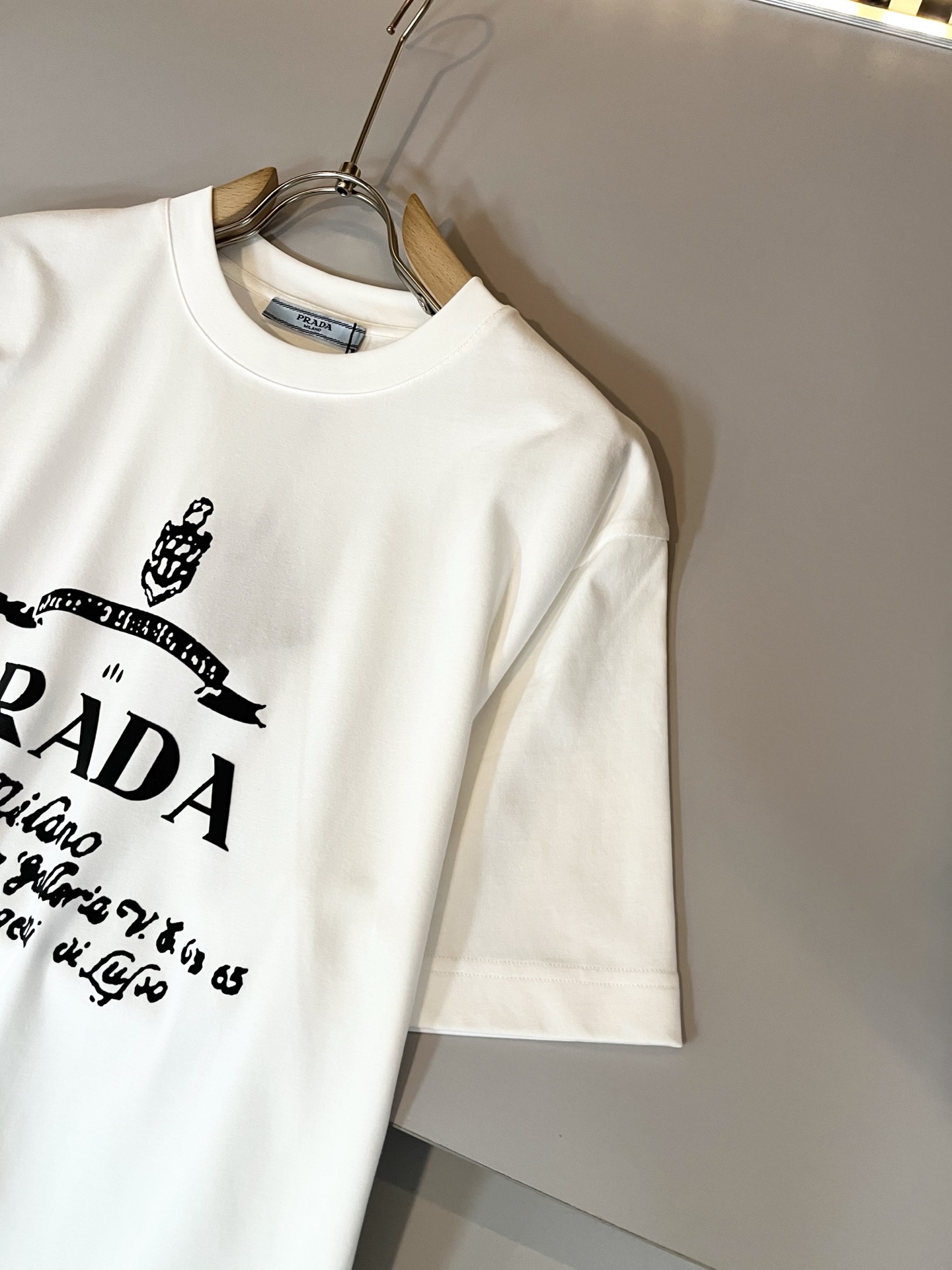  PRAD*A普*达2025春夏新款男女同款👫短袖T恤，最新款全网独家首上！！~既经典有时尚百搭，谁不爱