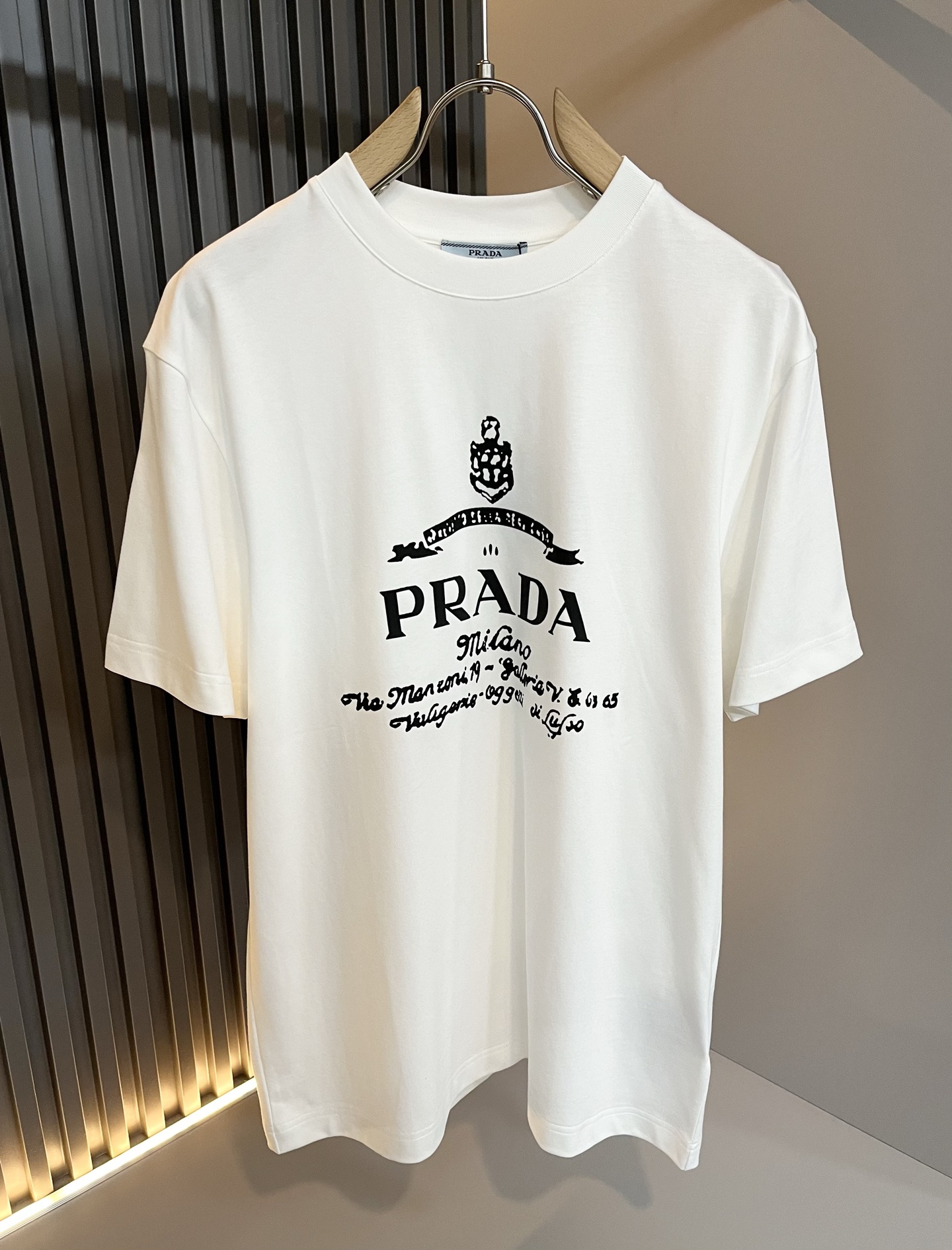  PRAD*A普*达2025春夏新款男女同款👫短袖T恤，最新款全网独家首上！！~既经典有时尚百搭，谁不爱