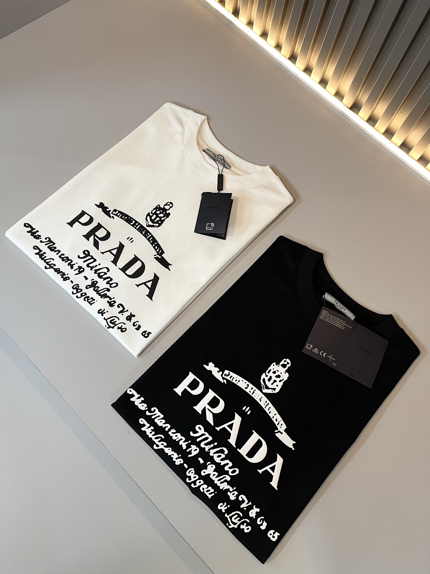  PRAD*A普*达2025春夏新款男女同款👫短袖T恤，最新款全网独家首上！！~既经典有时尚百搭，谁不爱