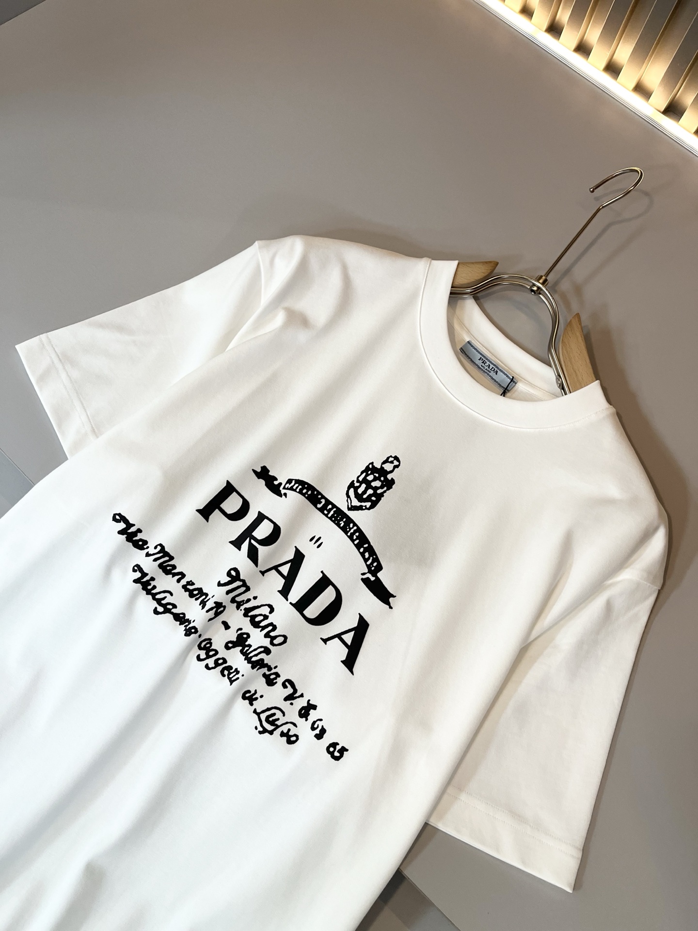  PRAD*A普*达2025春夏新款男女同款👫短袖T恤，最新款全网独家首上！！~既经典有时尚百搭，谁不爱