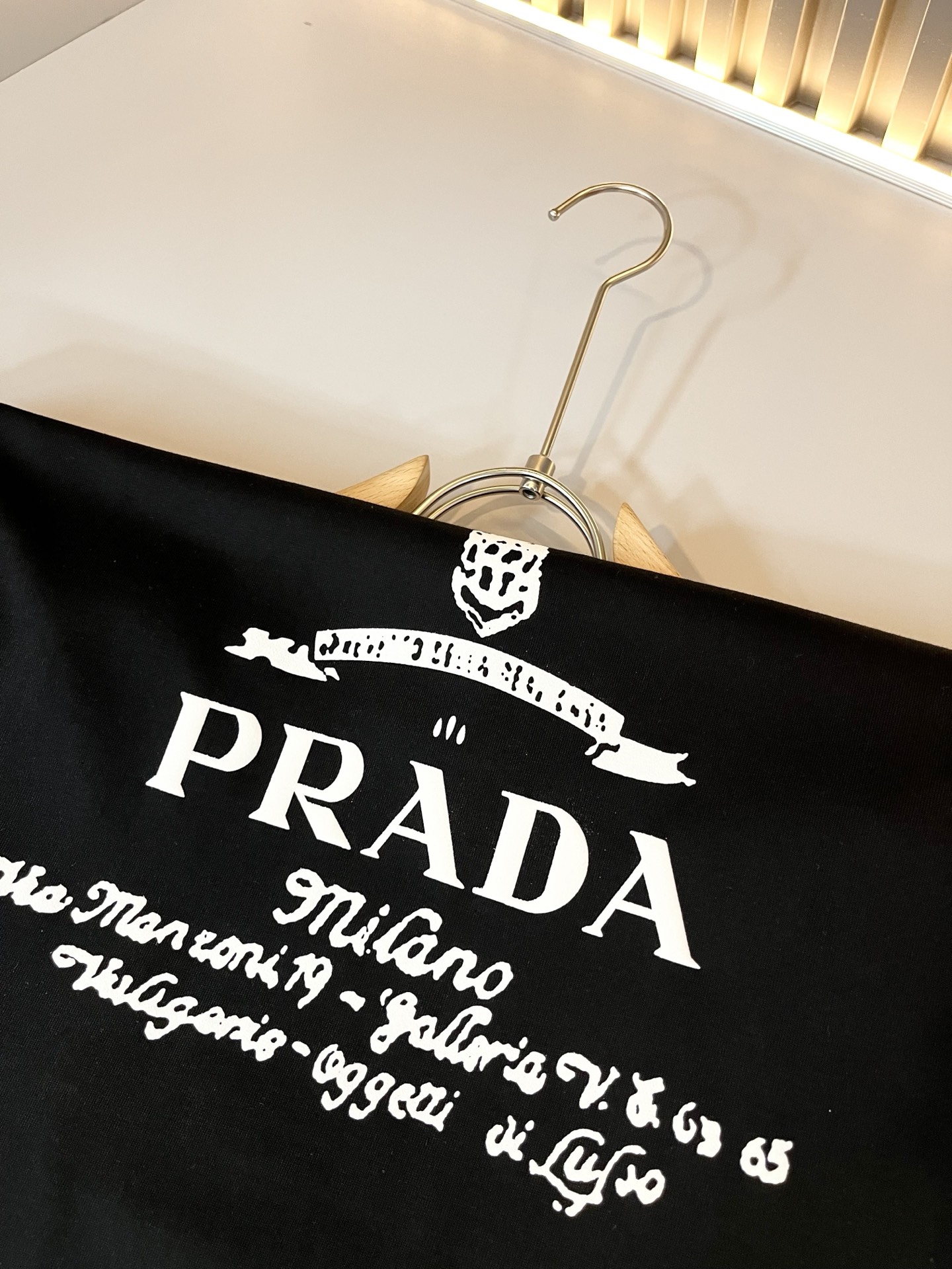  PRAD*A普*达2025春夏新款男女同款👫短袖T恤，最新款全网独家首上！！~既经典有时尚百搭，谁不爱