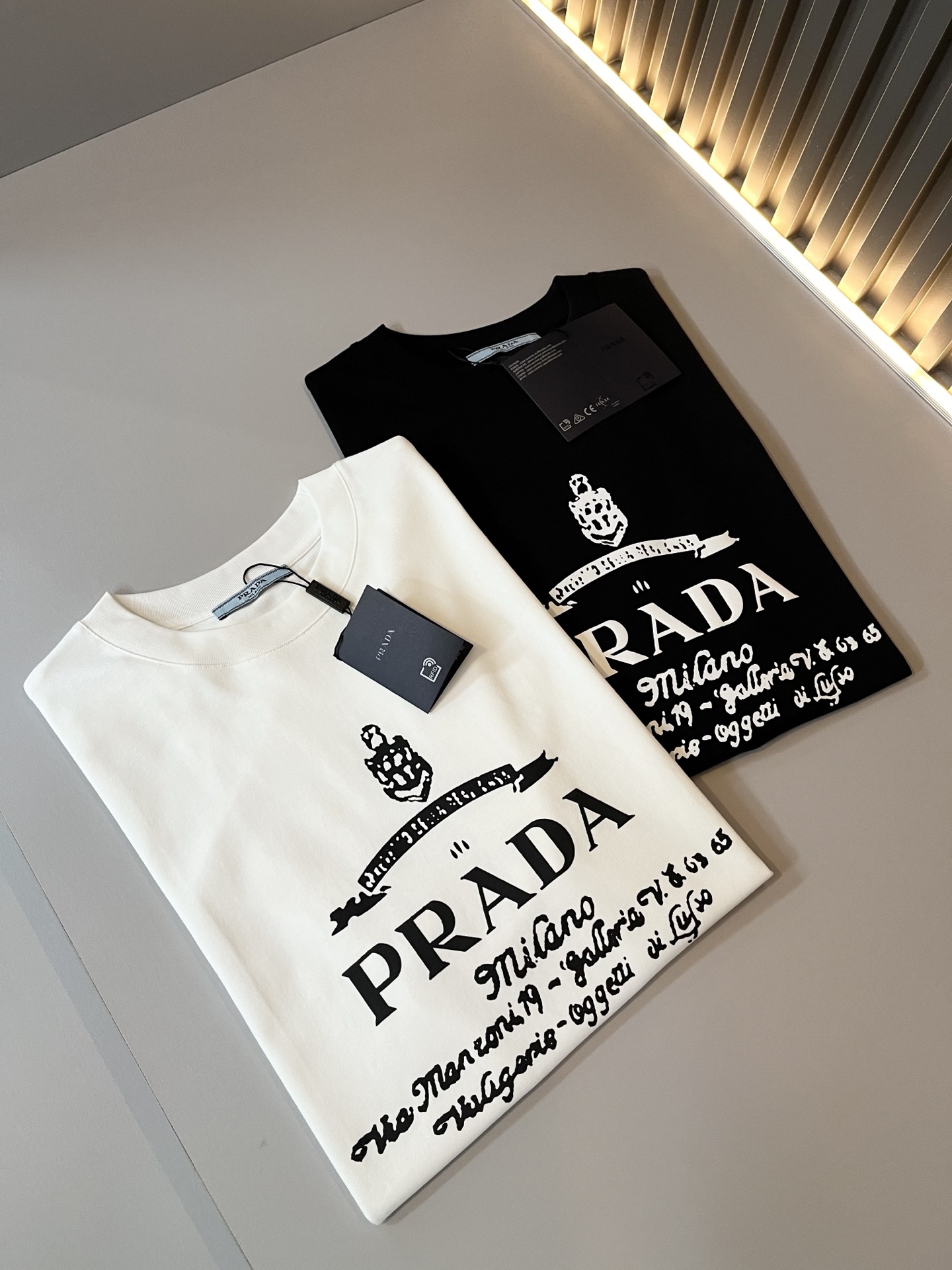  PRAD*A普*达2025春夏新款男女同款👫短袖T恤，最新款全网独家首上！！~既经典有时尚百搭，谁不爱