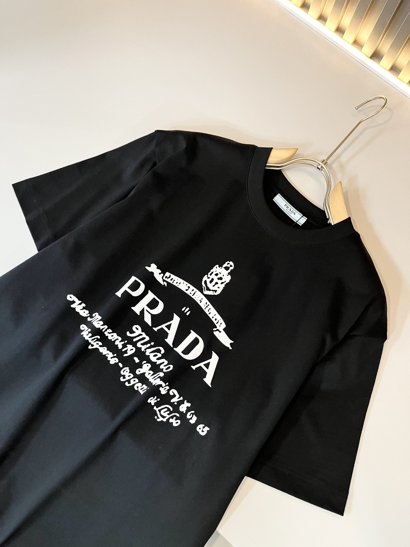  PRAD*A普*达2025春夏新款男女同款👫短袖T恤，最新款全网独家首上！！~既经典有时尚百搭，谁不爱