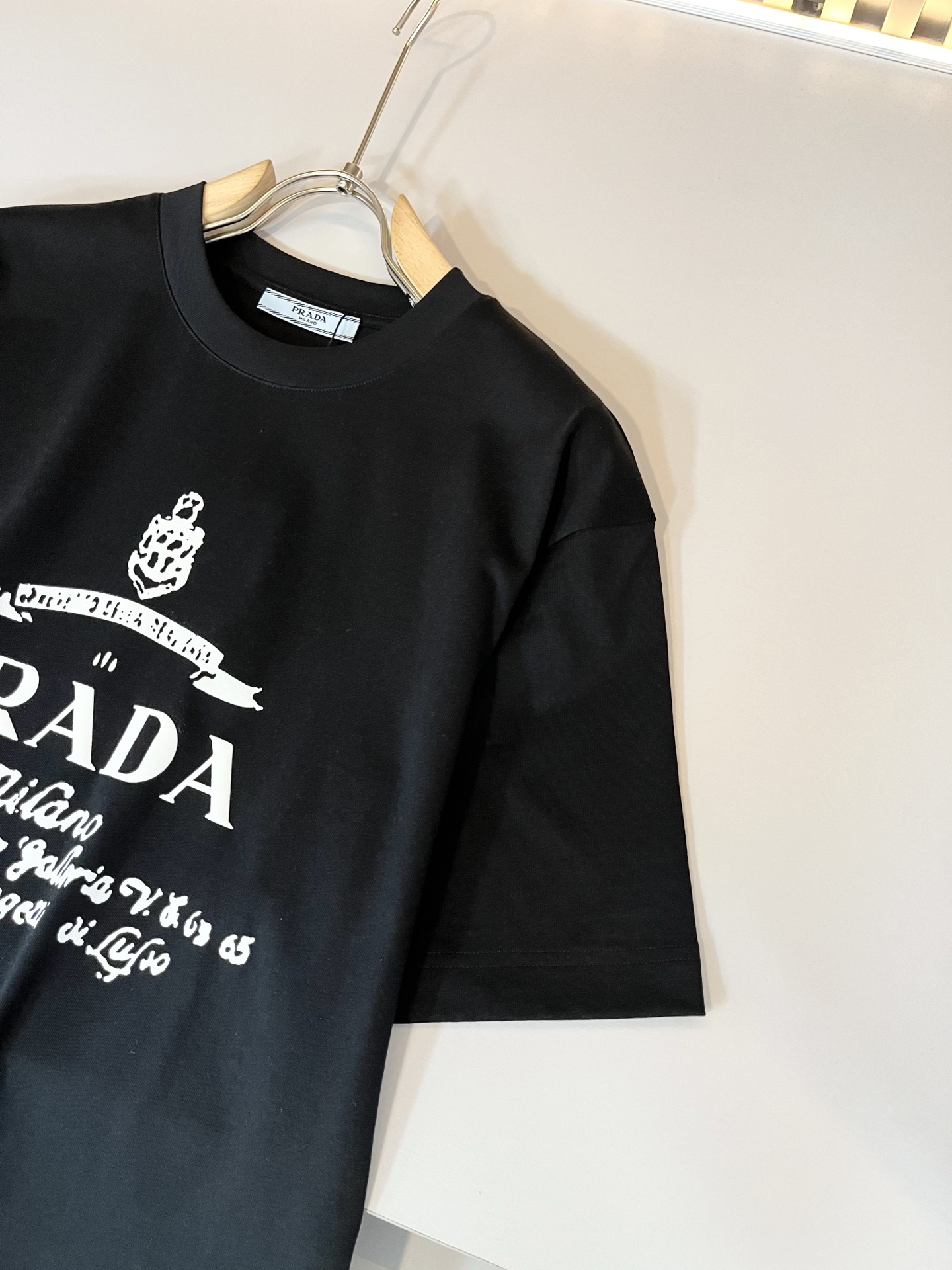  PRAD*A普*达2025春夏新款男女同款👫短袖T恤，最新款全网独家首上！！~既经典有时尚百搭，谁不爱