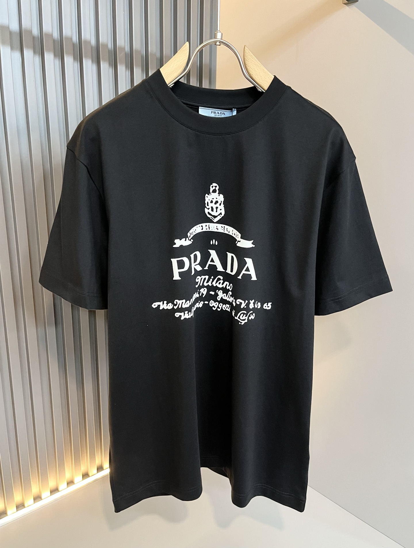  PRAD*A普*达2025春夏新款男女同款👫短袖T恤，最新款全网独家首上！！~既经典有时尚百搭，谁不爱