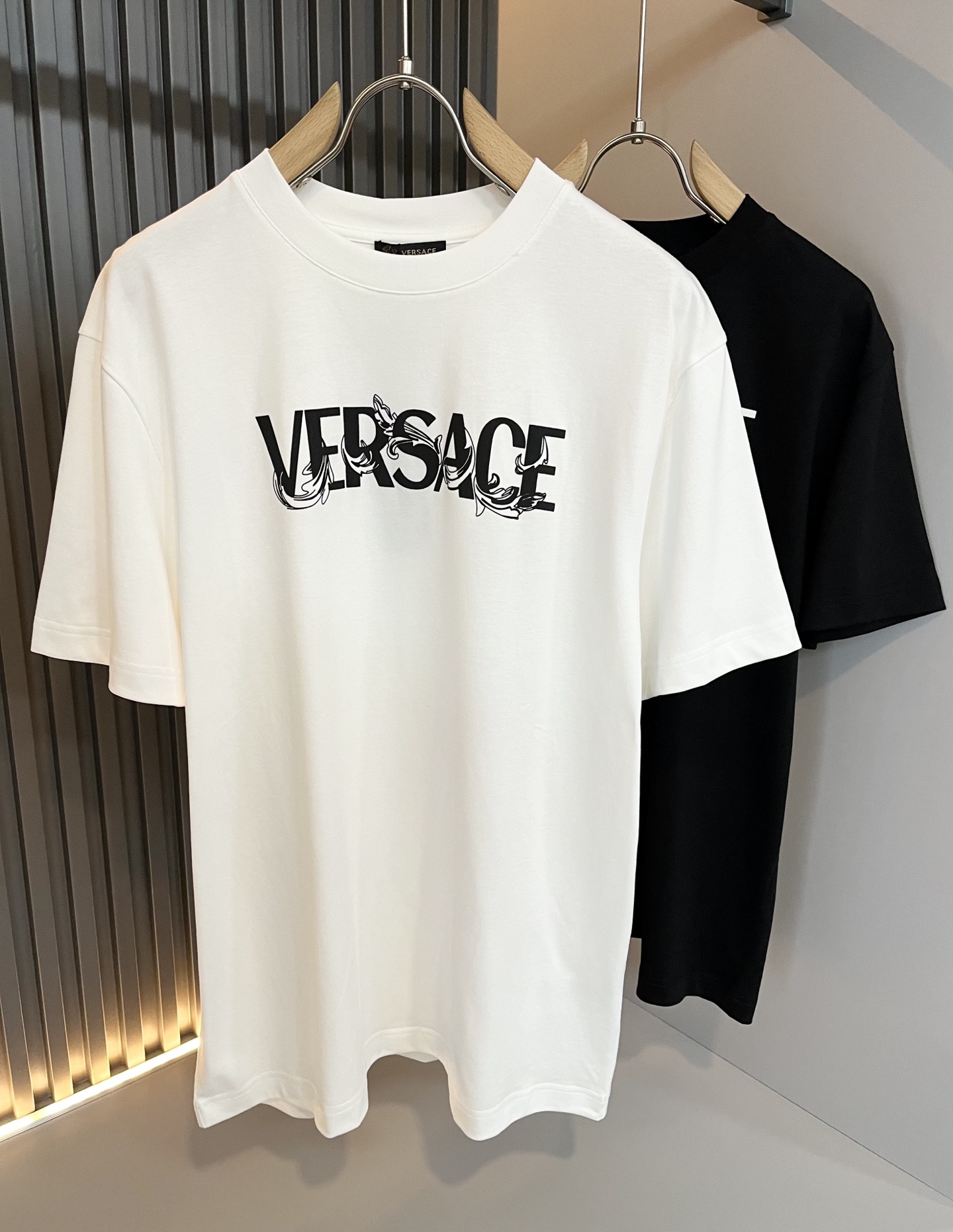 NO:500082,VERS*CE/Fan*zhe 2025 spring and summer new original single short-sleeved T-shirt, VERS*CE/Fan*zhe Trading Company Channel Product Recommended Short-sleeved T-shirt, the letter logo print image decoration on the chest is extremely exquisite to highlight the gradient effect!  The heavy embroidery craftsmanship is made with a strong three-dimensional sense, and only advanced German equipment can produce it, highlighting the invincible visual luxury, with a very high craftsmanship level and a very important craftsmanship!  Customer-supplied imported pure cotton fabrics, excellent skin-friendly, extremely perfect details, impeccable, excellent upper body effect, very eye-catching, unquestionable return rate, excellent items for improving vision in the wardrobe, which are very handsome whether they are worn inside or alone. Size S-2XL, versace, T-shirt,tees, t-shirt,alexander wang19860909VERS*CE/范*哲 2025春夏新品原单短袖T恤,VERS*CE/范*哲 贸易公司渠道 产品 值的推荐短袖T恤 ,胸前字母logo印花图像装饰极为精致凸显渐变效果！重磅刺绣工艺打造,立体感极强,唯有德国先进设备方能制作,凸显了视觉无敌的震撼奢华,工艺水准极高,非常重工匠心！客供进口纯棉面料,亲肤性绝佳,细节极致完美,无可挑剔,上身效果非常出色,非常招眼吸睛,回头率毋庸置疑,衣橱里改良视觉的绝佳单品,无论内搭还是单穿都爆帅十足.尺码S-2XL,,versace,T-shirt,tees，t-shirt,alexander wang,Men's clothing