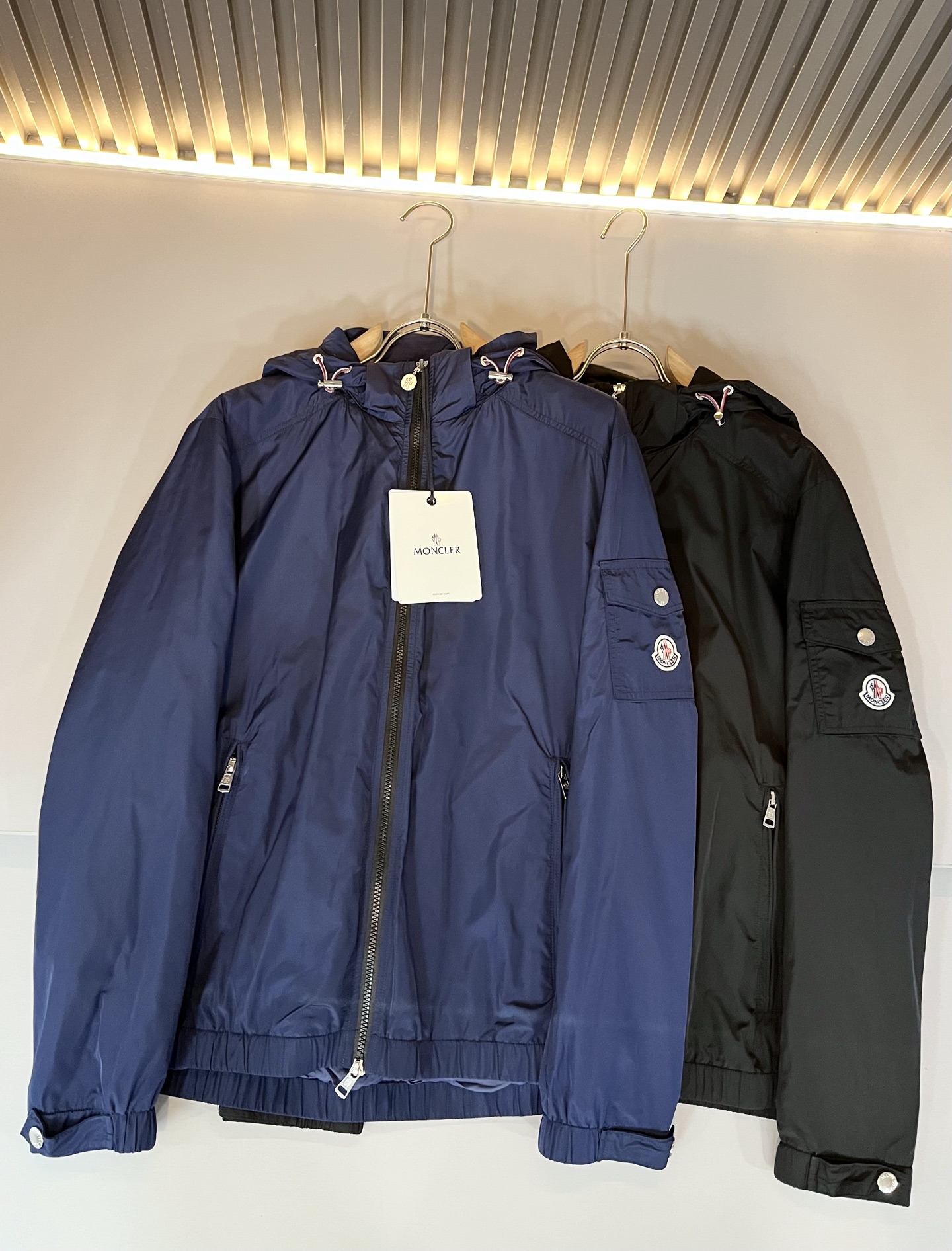 NO:131563,Monc*ler Monk's mouth classic jacket, urban fashion casual style!  The fabric is super soft, cool and fashionable jacket. It is fashionable and versatile, with breathable and fashionable and beautiful upper body. The special fabrics are all polyester fiber fabrics imported from the UK. They are lightly shiny, unique texture, soft and smooth, and excellent details. They are not a product that ordinary fabrics can compare with. Sleeve logo badge design!  Very charming design, inner seam edging technology, customized original logo auxiliary material design!  The details are very in-depth. They give outdoor users full experience and perfect protection, allowing us to get closer to the challenges of nature. The minimalist seasonal design elements, the perfect slim fit style, highly recommended!  Size M-3XL, Jackets & coats, Jackets & coats, Alexander wang19860909Monc*ler蒙*口早春经典夹克外套,都市时尚休闲款！面料超软面料帅酷爆款夹克外套.时尚都市百搭款款,上身透气而且时尚靓丽,特供面料都是英国进口的聚酯纤维纤维面料,淡淡光泽,质感独特,手感柔嫩顺滑,细节出色 不是一般面料所能对比的产品.袖子logo徽章设计！非常极具魅力的设计,内缝包边工艺,定制原版logo辅料设计！细节非常到位.给户外使用者充分的体验和完善的保护,让我们更接近大自然的挑战,极简当季的设计元素,完美修身版型,强烈推荐！尺码M-3XL,,jackets & coats,jackets & coats,alexander wang,Men's clothing